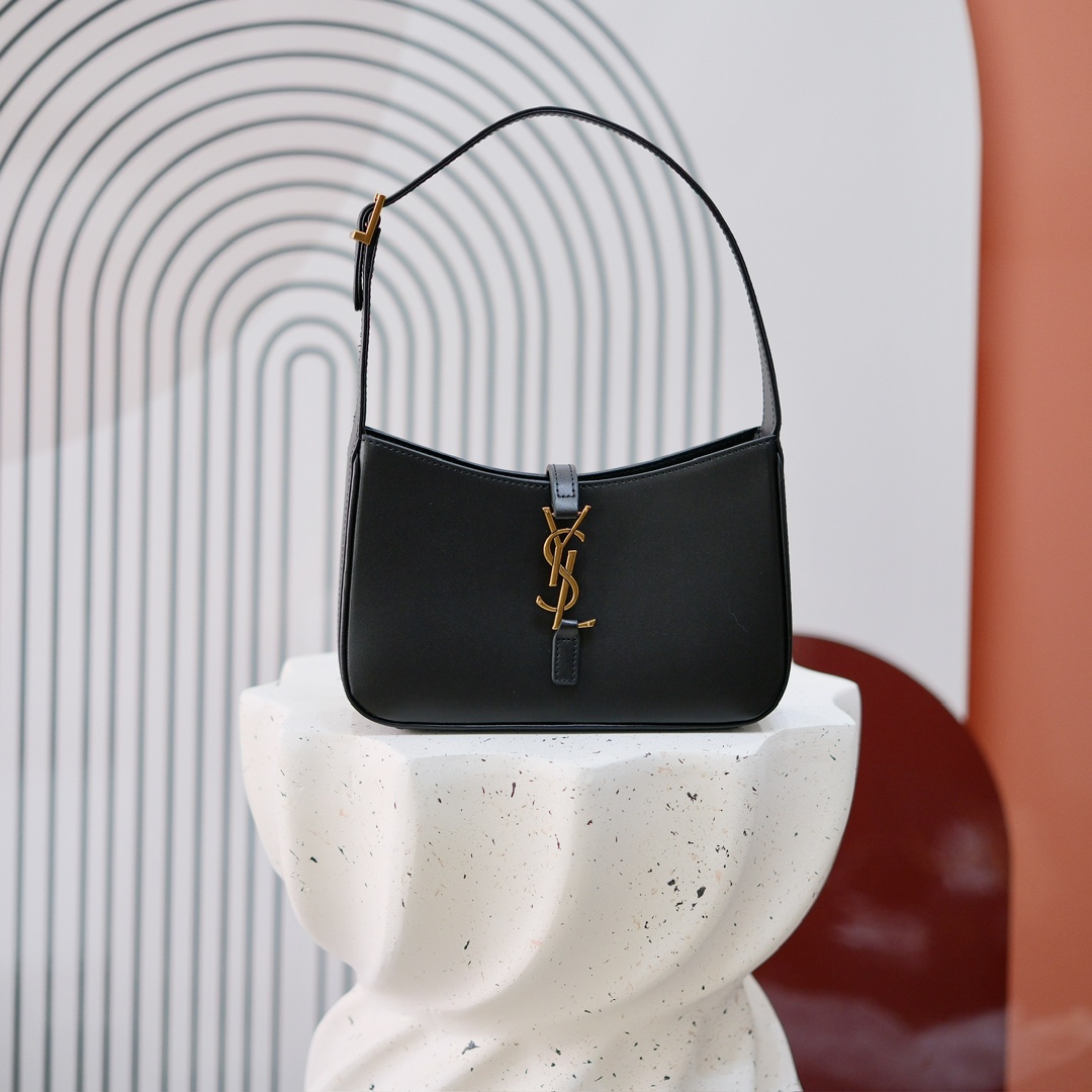 款号：
尺寸：25X14X6cm
2021春夏新款腋下包Le5A7 Bag
 强推▪️今年的宝藏包包之一