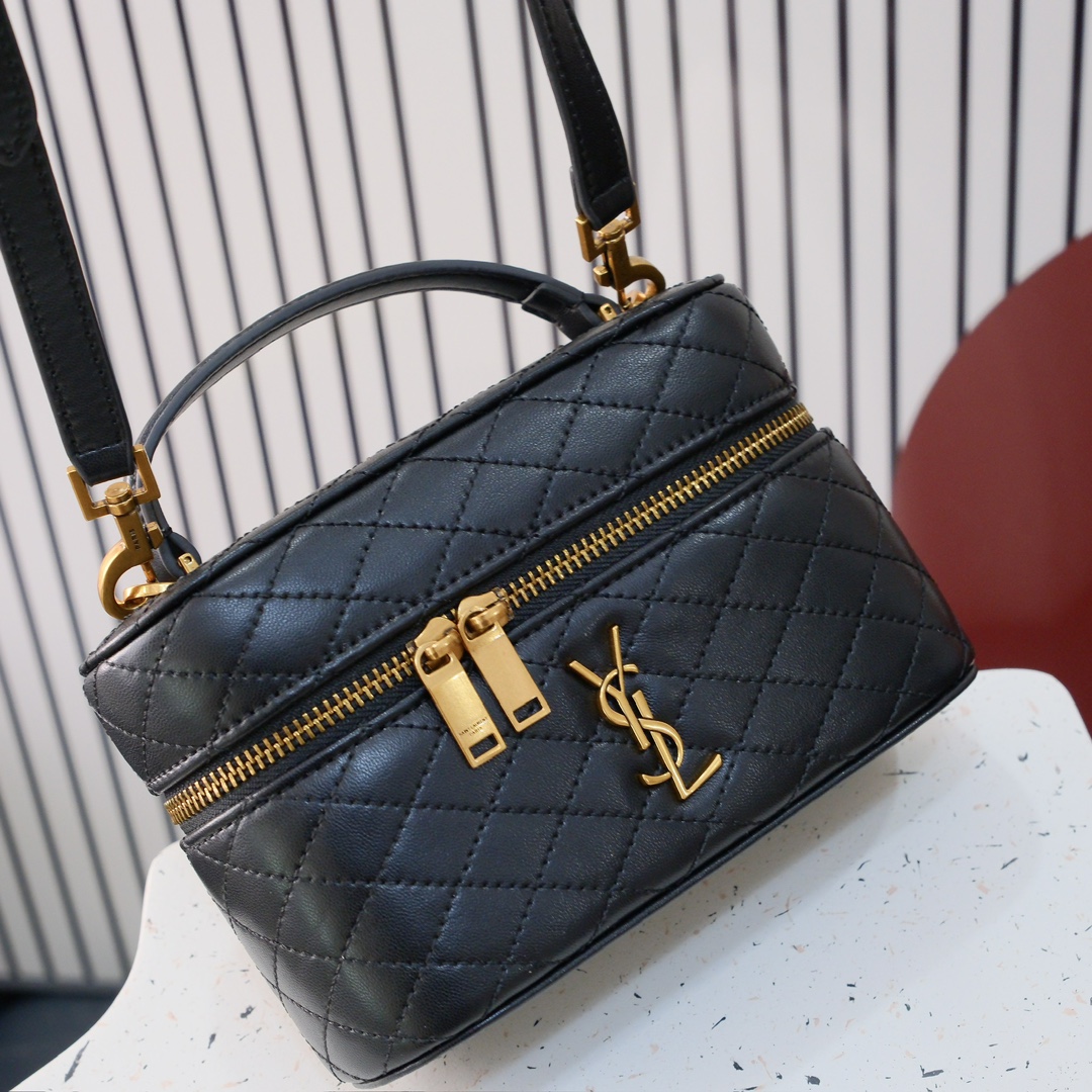  编号
GABY VANITY BAG 迷你羊皮革肩带手拿包
环绕式拉链手拿包，饰以LE CASSAND