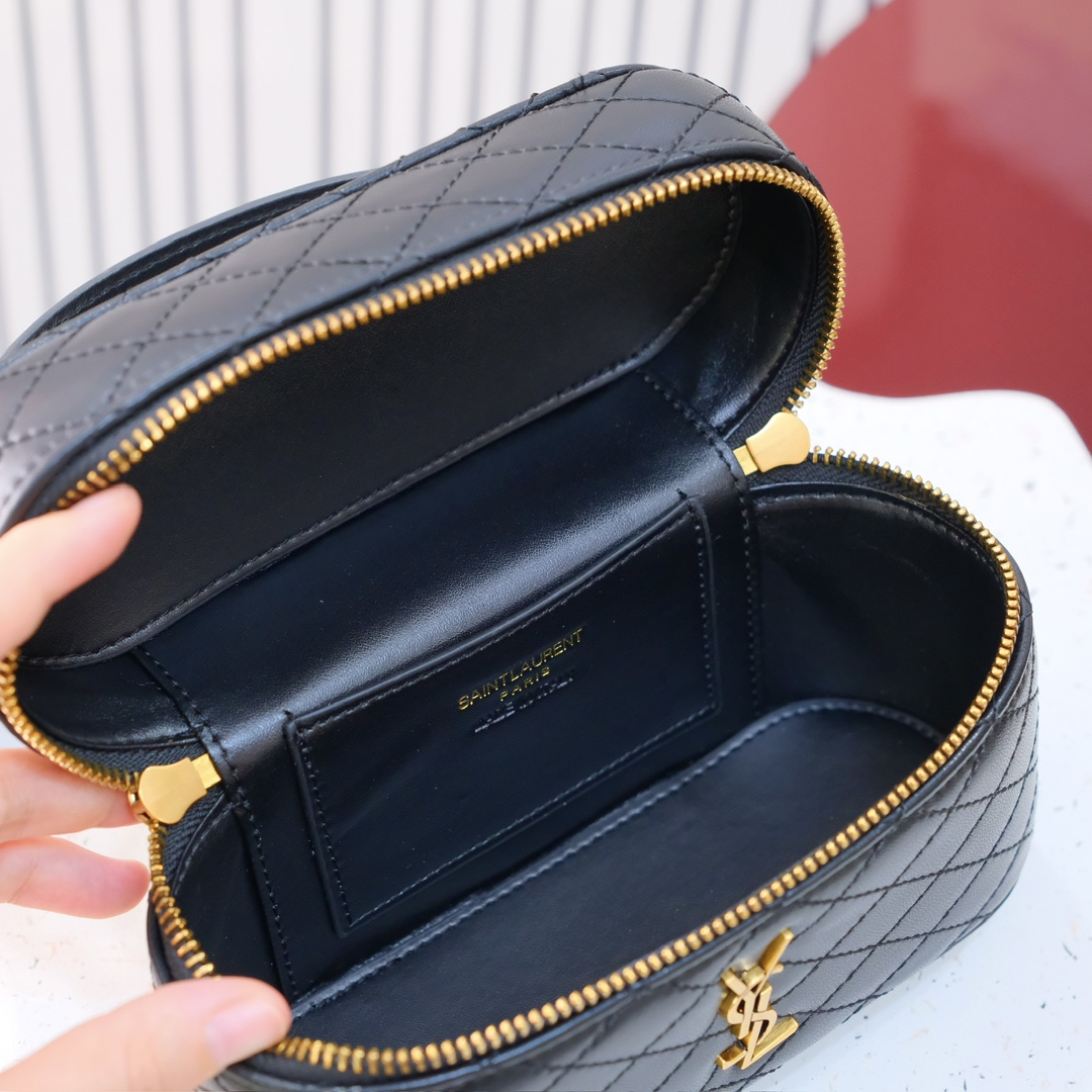 编号
GABY VANITY BAG 迷你羊皮革肩带手拿包
环绕式拉链手拿包，饰以LE CASSAND
