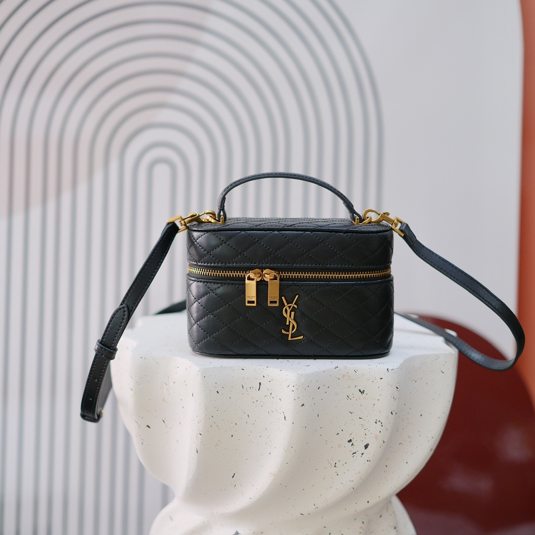  编号
GABY VANITY BAG 迷你羊皮革肩带手拿包
环绕式拉链手拿包，饰以LE CASSAND