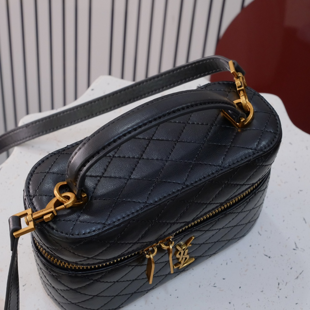  编号
GABY VANITY BAG 迷你羊皮革肩带手拿包
环绕式拉链手拿包，饰以LE CASSAND