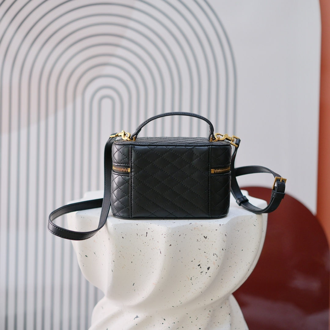  编号
GABY VANITY BAG 迷你羊皮革肩带手拿包
环绕式拉链手拿包，饰以LE CASSAND