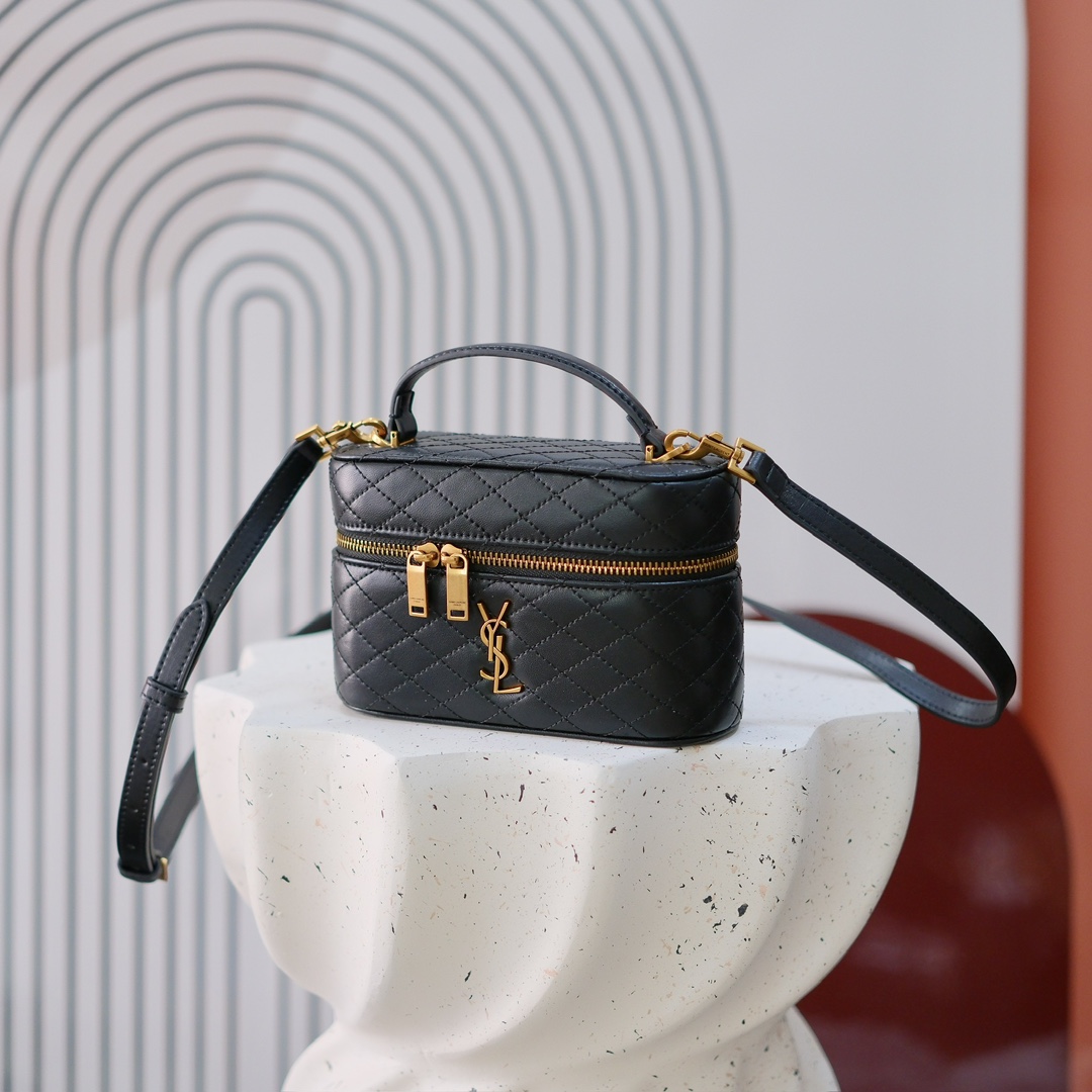  编号
GABY VANITY BAG 迷你羊皮革肩带手拿包
环绕式拉链手拿包，饰以LE CASSAND