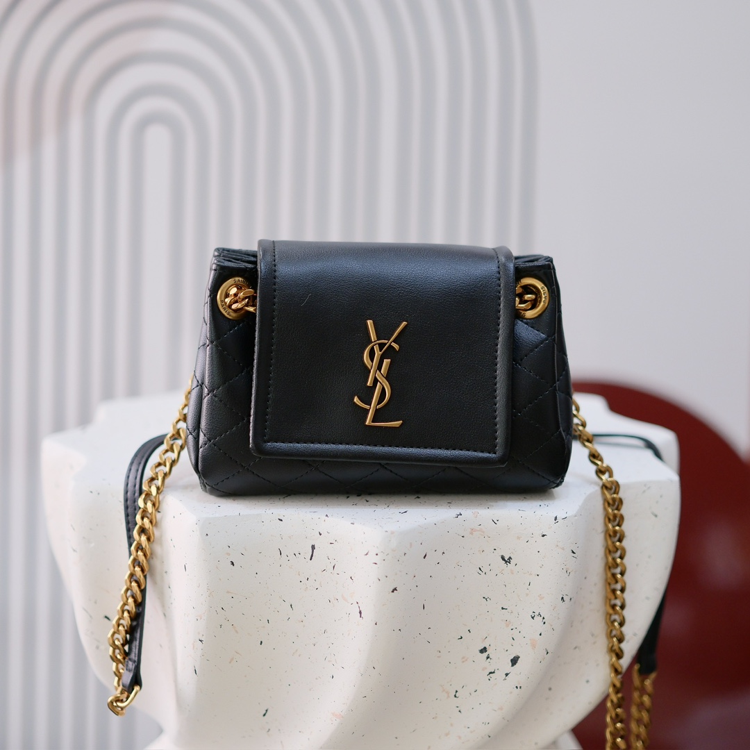 编号 8115【𝐌𝐢𝐧𝐢 𝐍𝐨𝐥𝐢𝐭𝐚】
一发售就火爆全网的的回归款Mini Nolita！尺寸缩小后的