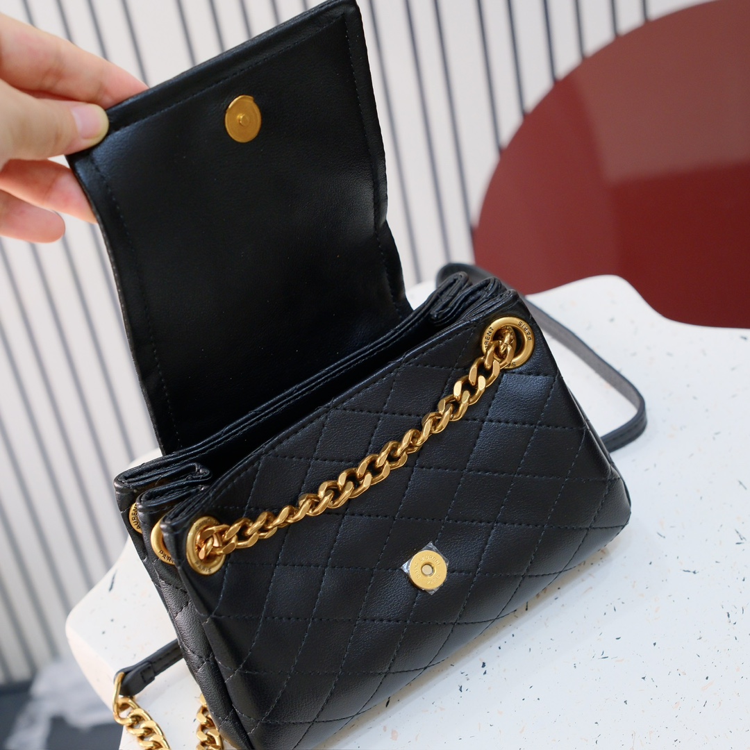 编号 8115【𝐌𝐢𝐧𝐢 𝐍𝐨𝐥𝐢𝐭𝐚】
一发售就火爆全网的的回归款Mini Nolita！尺寸缩小后的