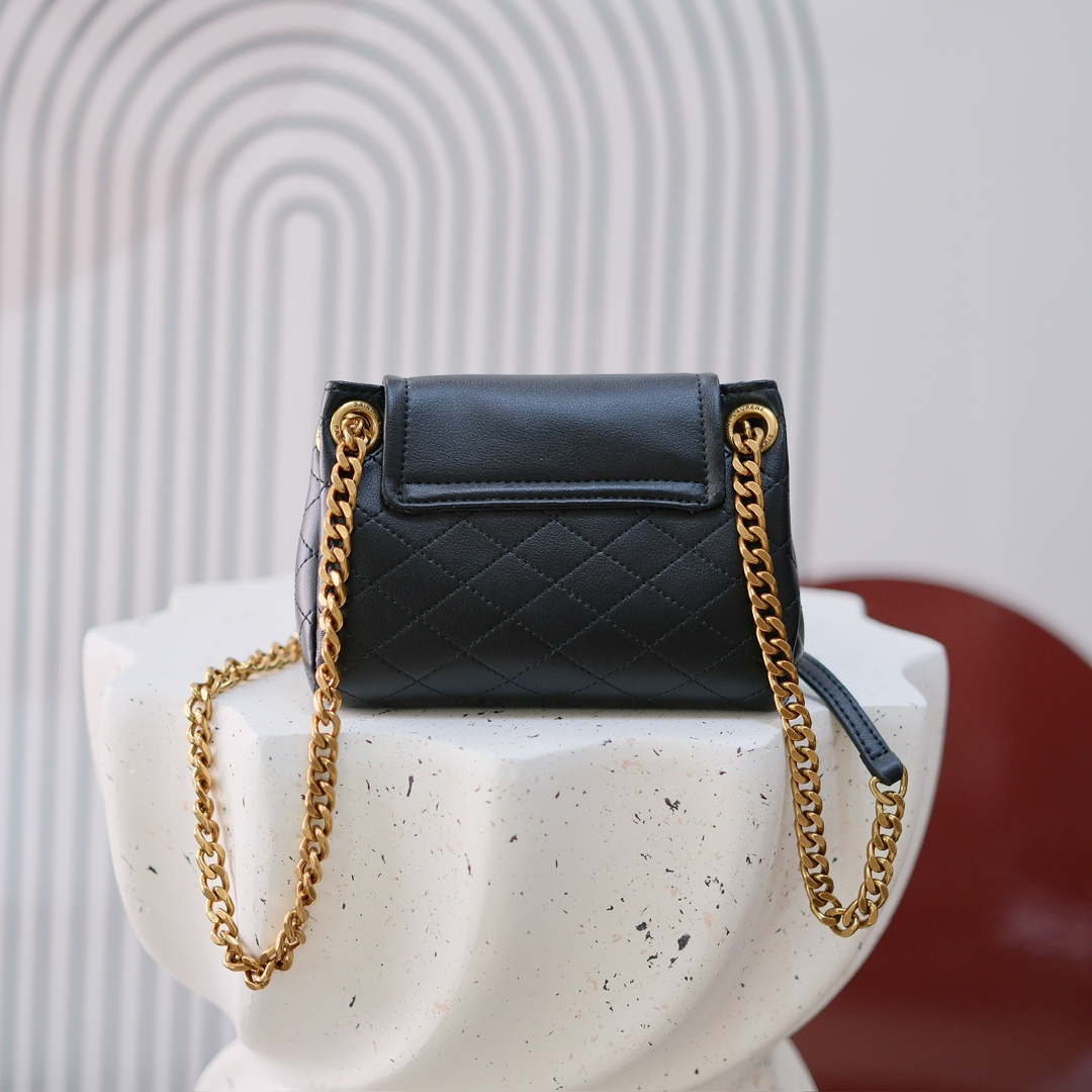 编号 8115【𝐌𝐢𝐧𝐢 𝐍𝐨𝐥𝐢𝐭𝐚】
一发售就火爆全网的的回归款Mini Nolita！尺寸缩小后的