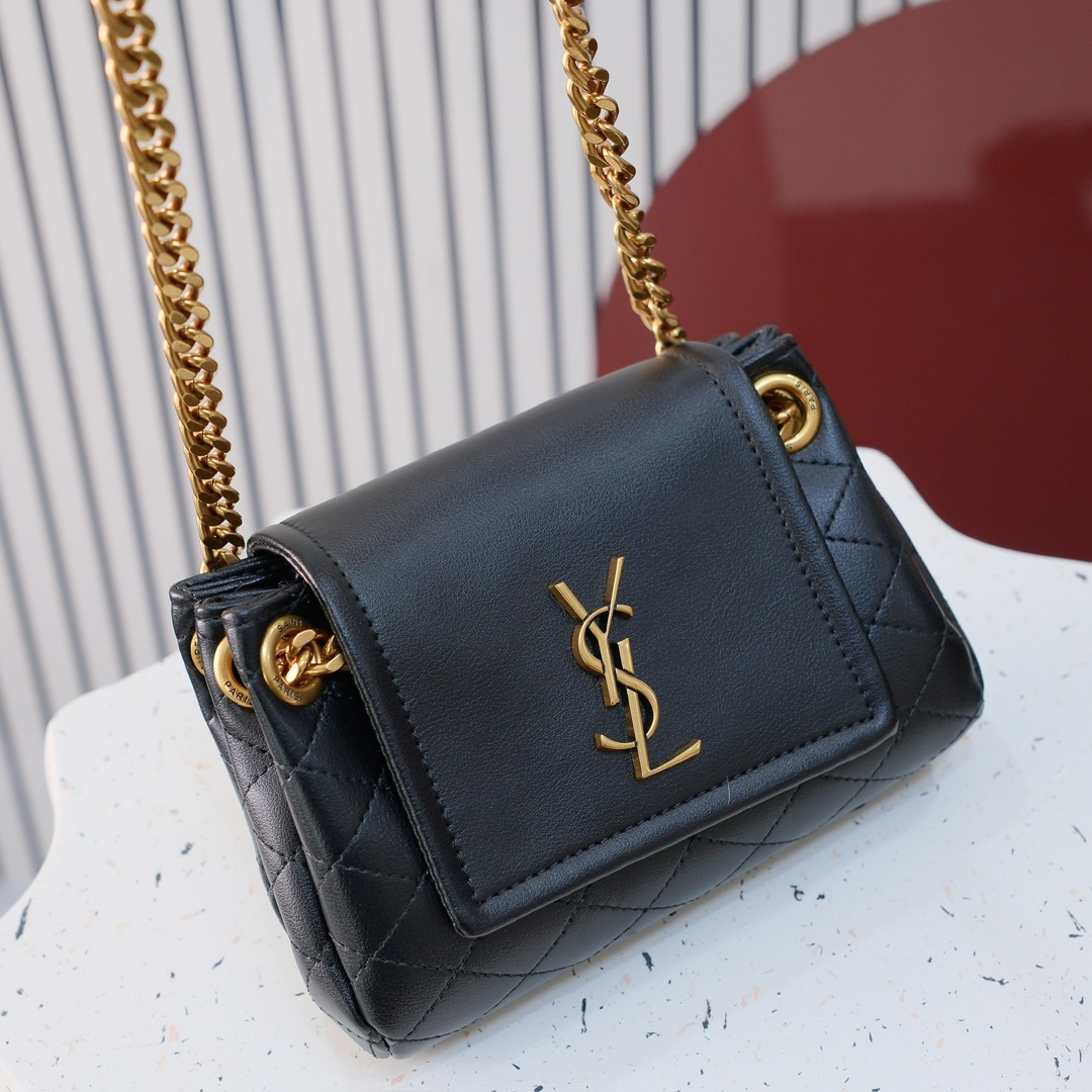 编号 8115【𝐌𝐢𝐧𝐢 𝐍𝐨𝐥𝐢𝐭𝐚】
一发售就火爆全网的的回归款Mini Nolita！尺寸缩小后的