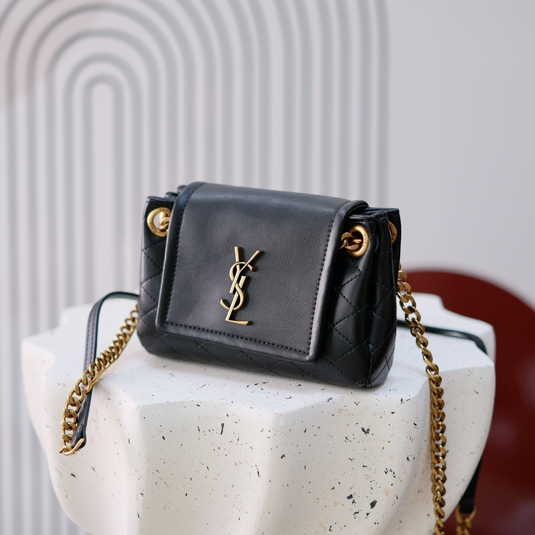 编号 8115【𝐌𝐢𝐧𝐢 𝐍𝐨𝐥𝐢𝐭𝐚】
一发售就火爆全网的的回归款Mini Nolita！尺寸缩小后的