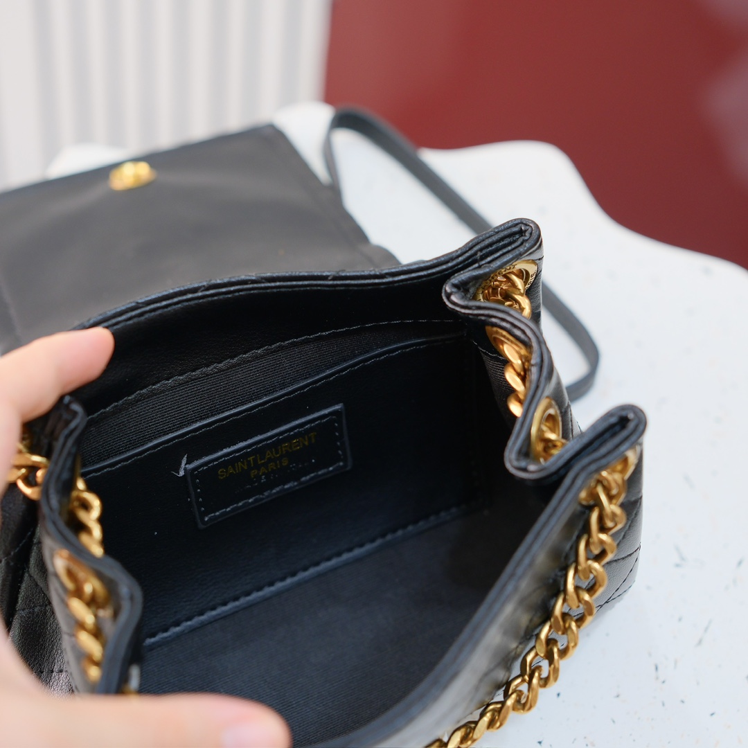 编号 8115【𝐌𝐢𝐧𝐢 𝐍𝐨𝐥𝐢𝐭𝐚】
一发售就火爆全网的的回归款Mini Nolita！尺寸缩小后的