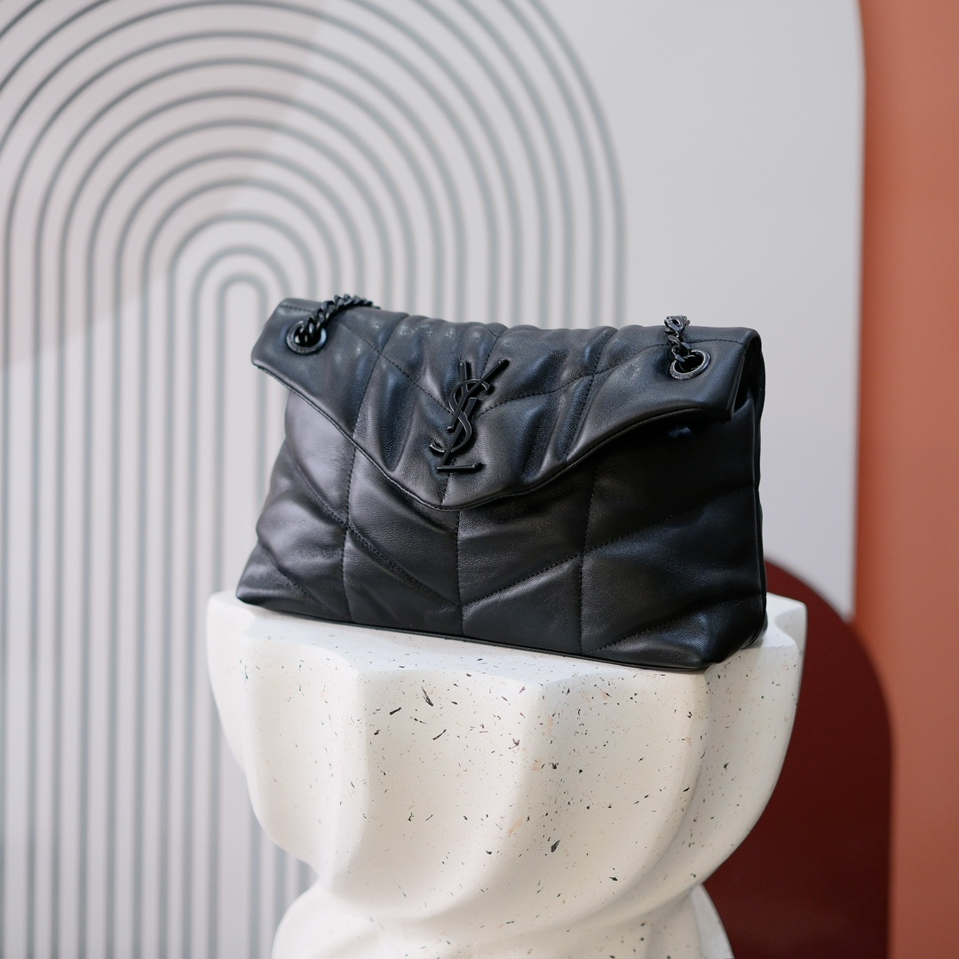 款号：  黑扣 银扣 金扣
LOULOU PUFFER 绗缝小羊皮包，100%小羊皮制作，手感柔软细腻，