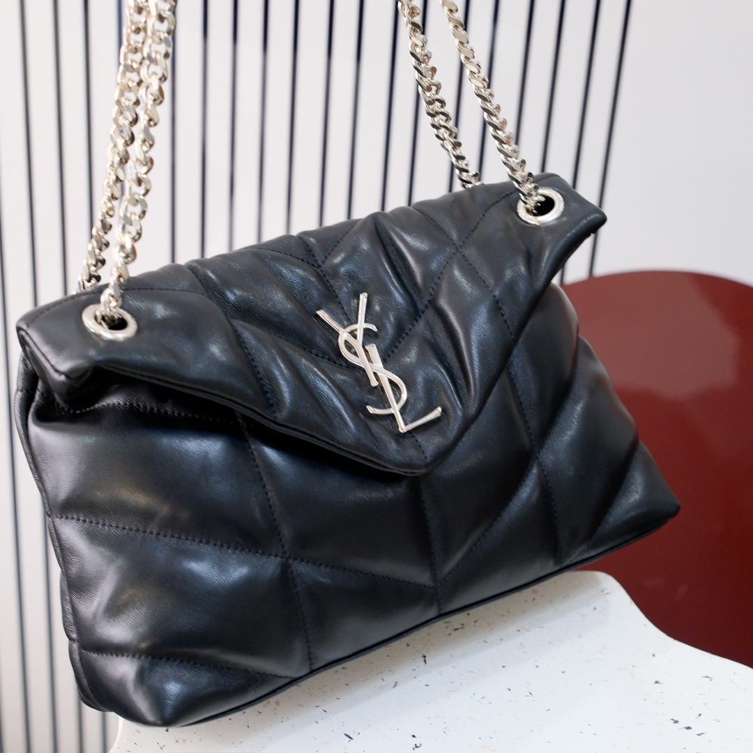 款号：  黑扣 银扣 金扣
LOULOU PUFFER 绗缝小羊皮包，100%小羊皮制作，手感柔软细腻，