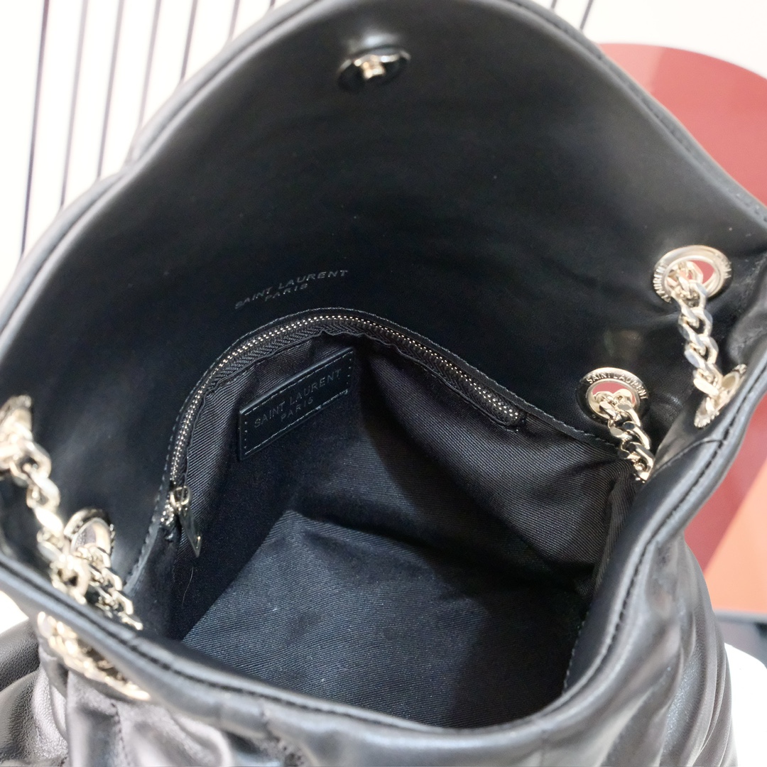 款号：  黑扣 银扣 金扣
LOULOU PUFFER 绗缝小羊皮包，100%小羊皮制作，手感柔软细腻，