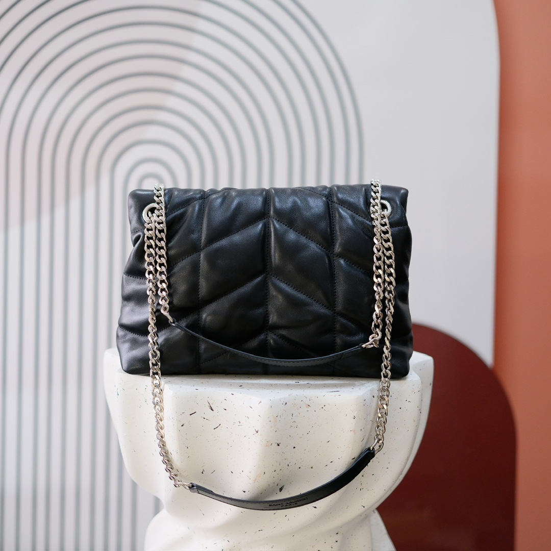 款号：  黑扣 银扣 金扣
LOULOU PUFFER 绗缝小羊皮包，100%小羊皮制作，手感柔软细腻，