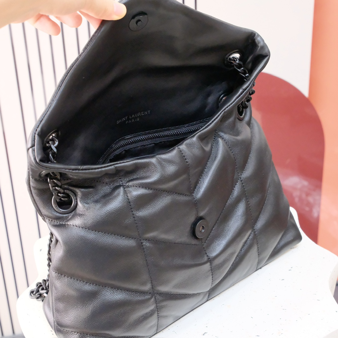 款号：  黑扣 银扣 金扣
LOULOU PUFFER 绗缝小羊皮包，100%小羊皮制作，手感柔软细腻，