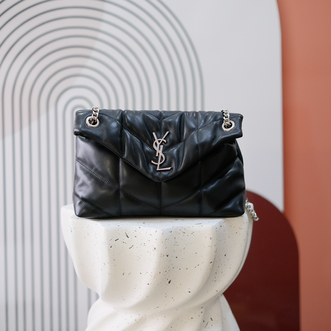 款号：  黑扣 银扣 金扣
LOULOU PUFFER 绗缝小羊皮包，100%小羊皮制作，手感柔软细腻，