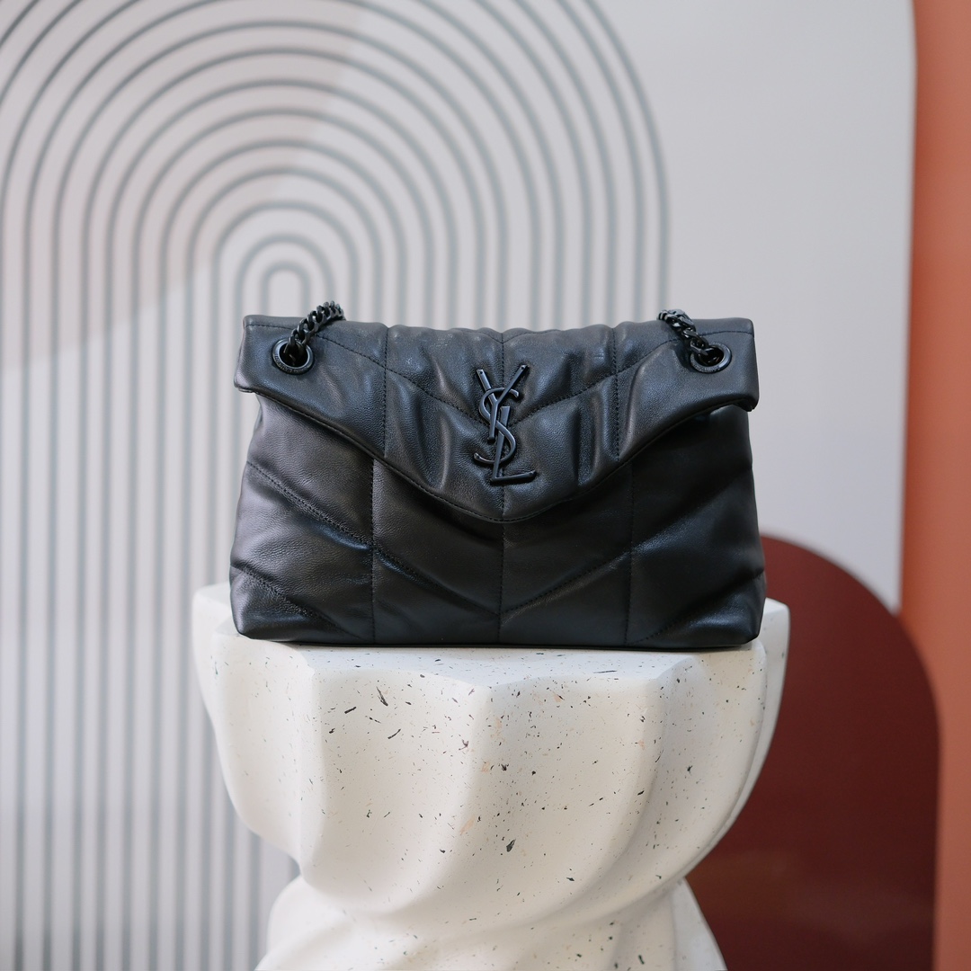 款号：  黑扣 银扣 金扣
LOULOU PUFFER 绗缝小羊皮包，100%小羊皮制作，手感柔软细腻，