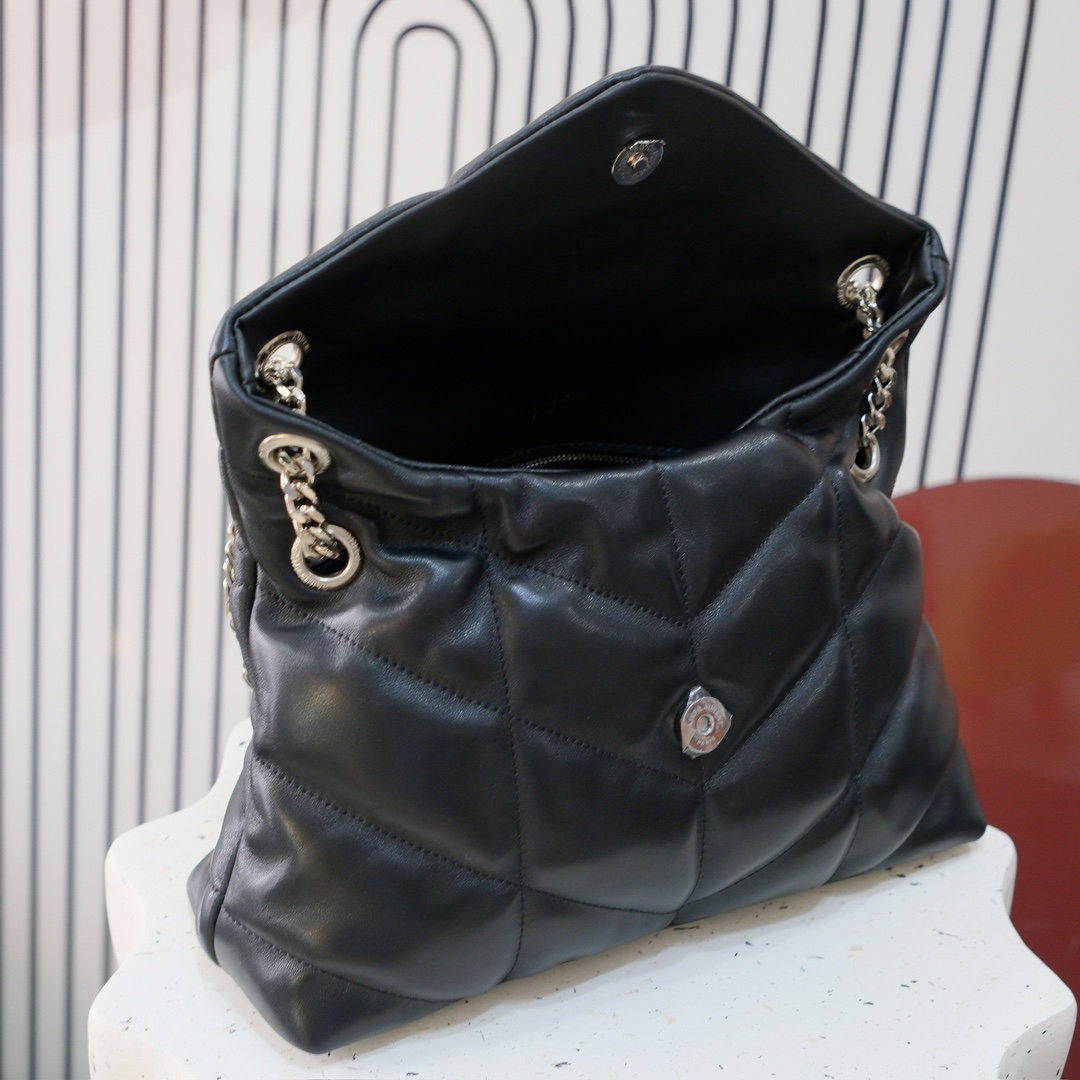 款号：  黑扣 银扣 金扣
LOULOU PUFFER 绗缝小羊皮包，100%小羊皮制作，手感柔软细腻，