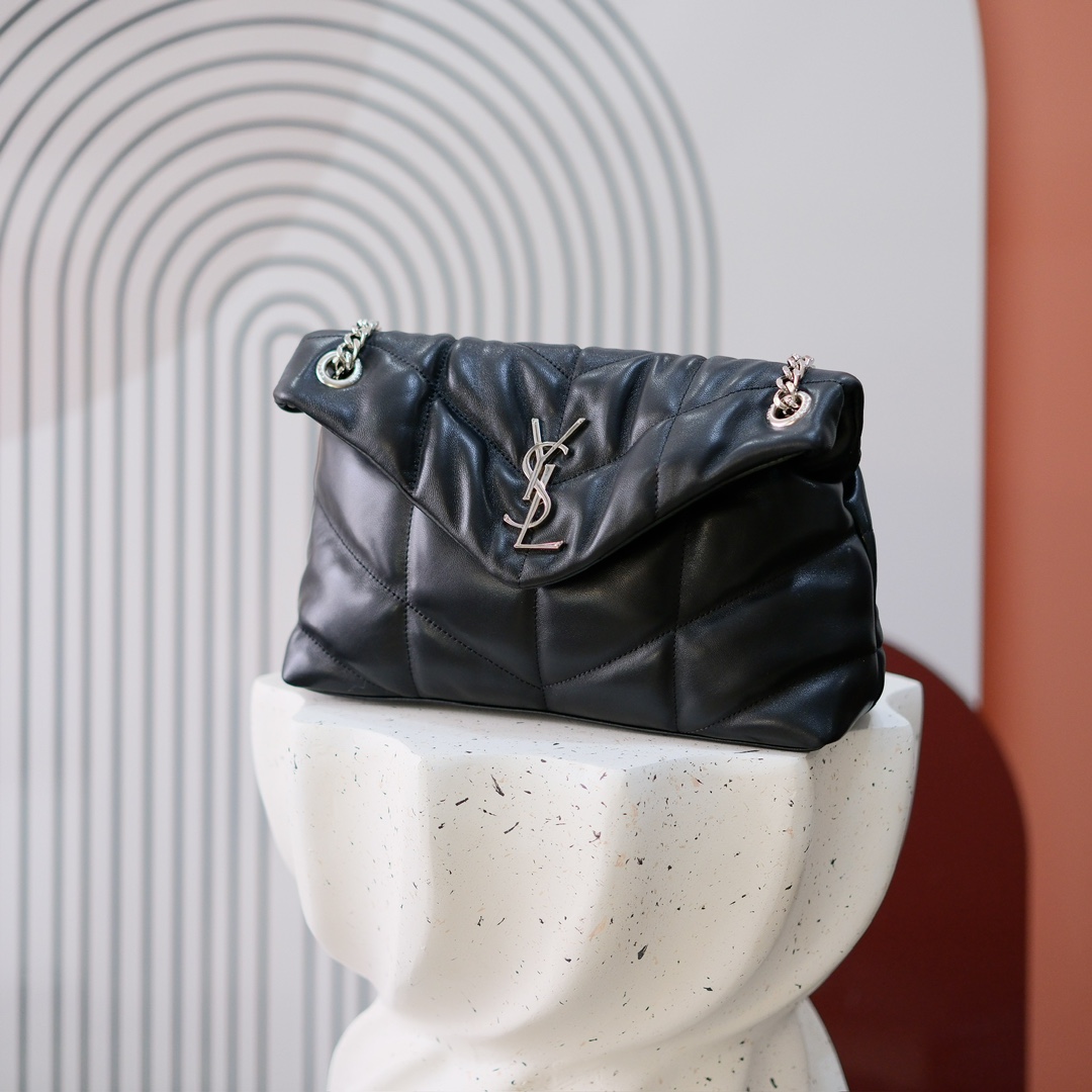 款号：  黑扣 银扣 金扣
LOULOU PUFFER 绗缝小羊皮包，100%小羊皮制作，手感柔软细腻，