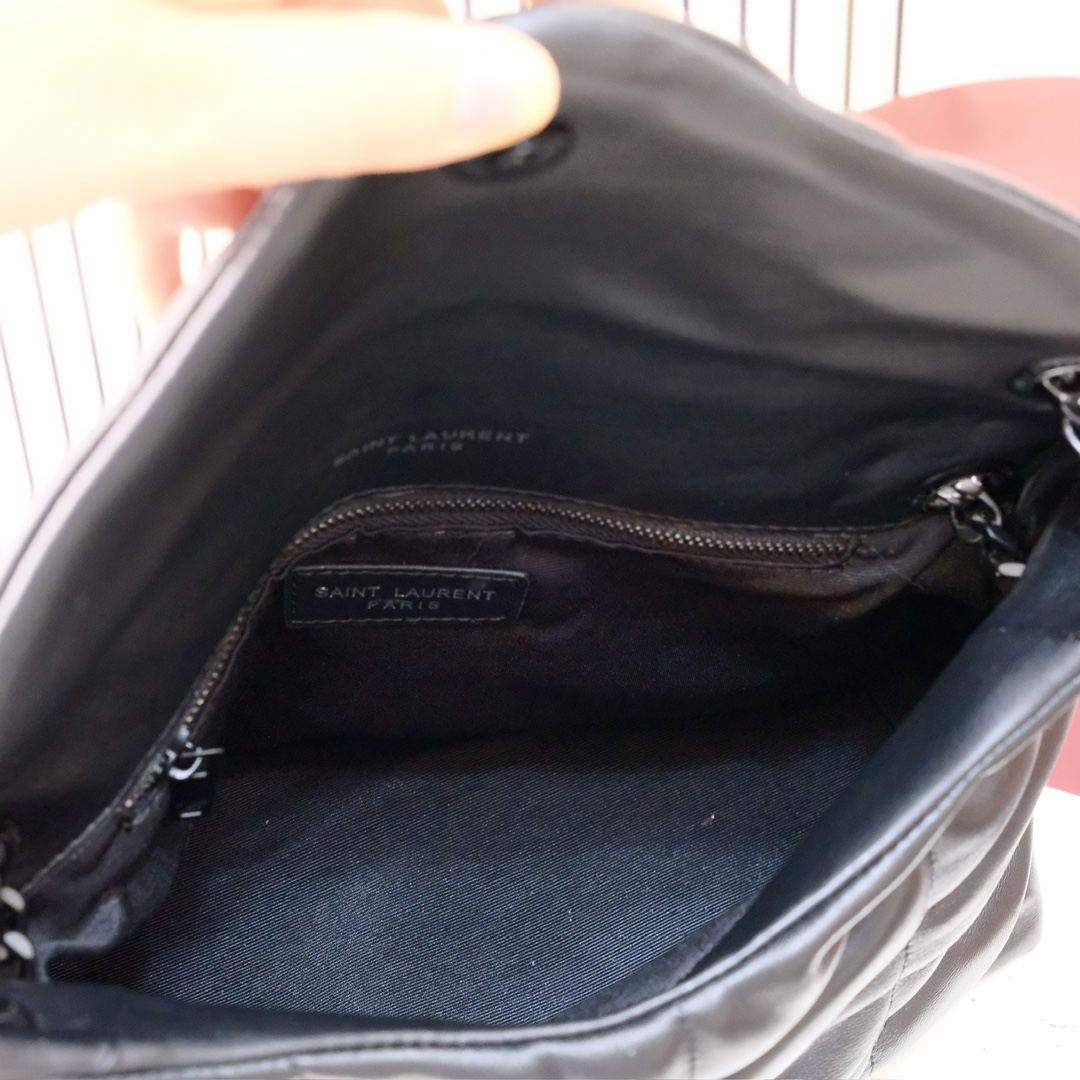 款号：  黑扣 银扣 金扣
LOULOU PUFFER 绗缝小羊皮包，100%小羊皮制作，手感柔软细腻，