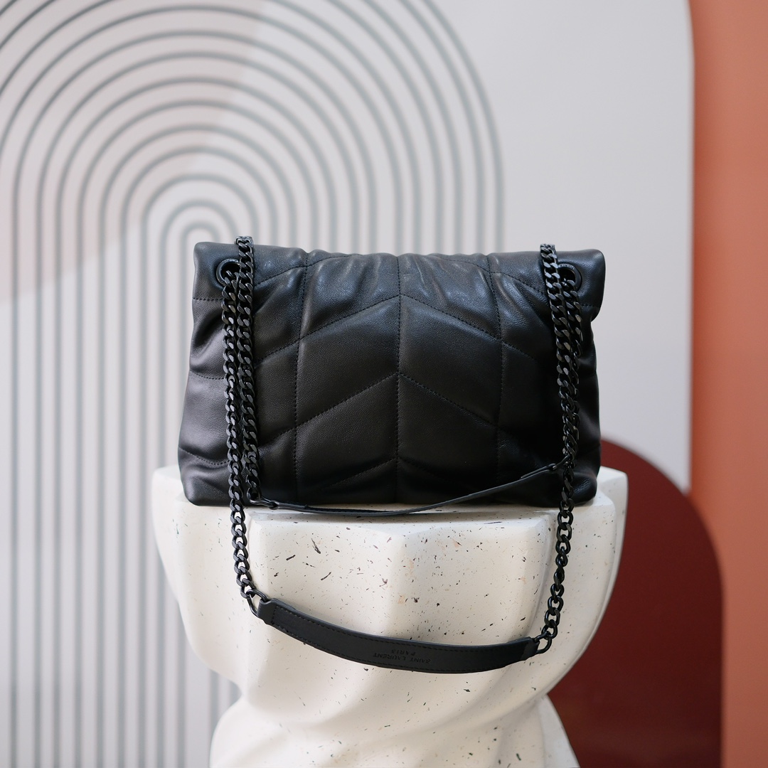 款号：  黑扣 银扣 金扣
LOULOU PUFFER 绗缝小羊皮包，100%小羊皮制作，手感柔软细腻，