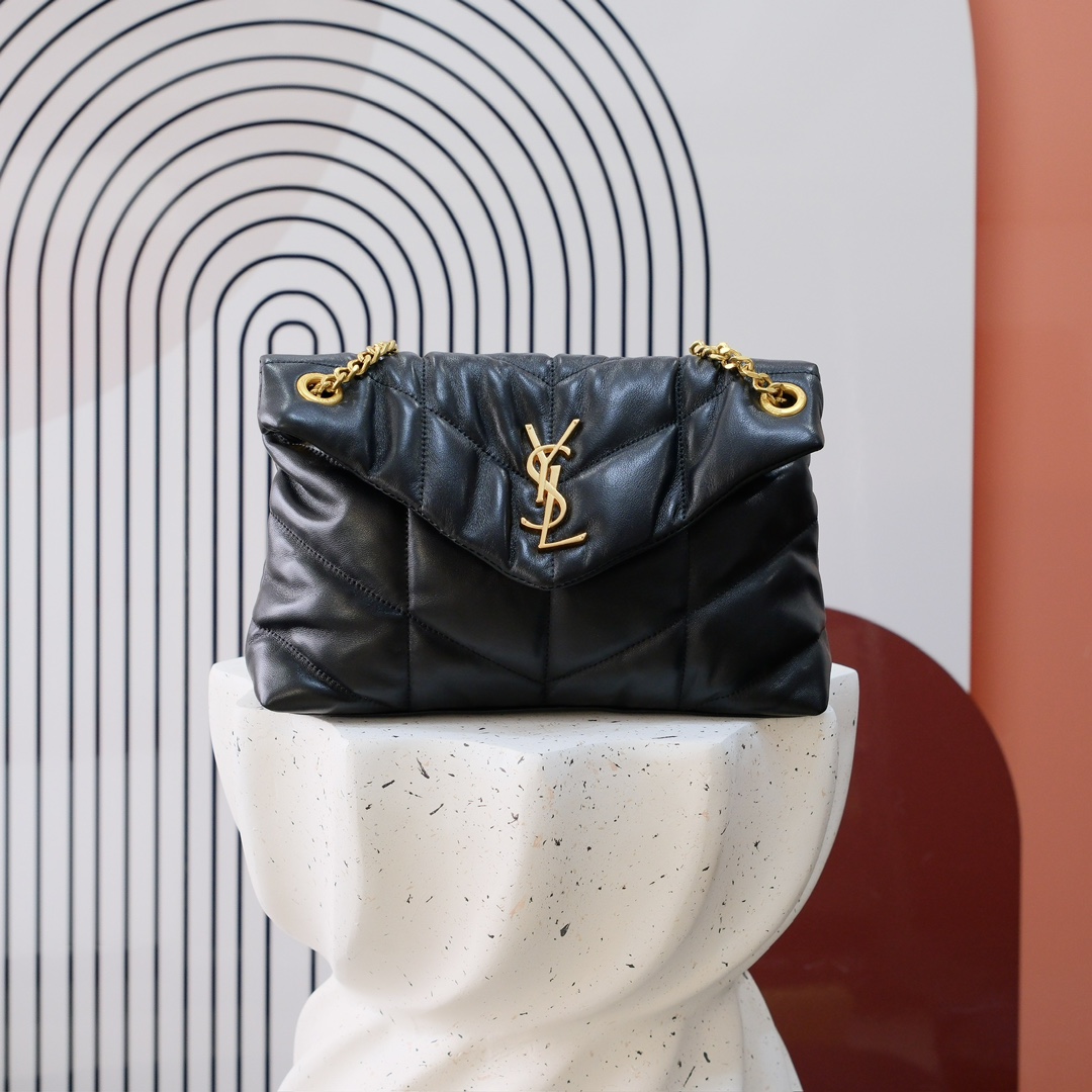 款号：  黑扣 银扣 金扣
LOULOU PUFFER 绗缝小羊皮包，100%小羊皮制作，手感柔软细腻，