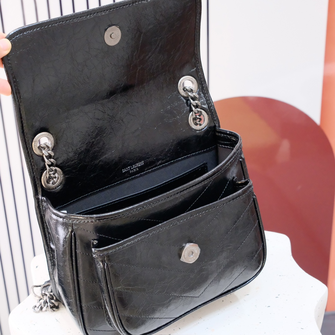 型号2881  小号
尺寸24*16.5*12cm
S*int Lau*ent/Y*L/圣罗兰油腊皮邮差