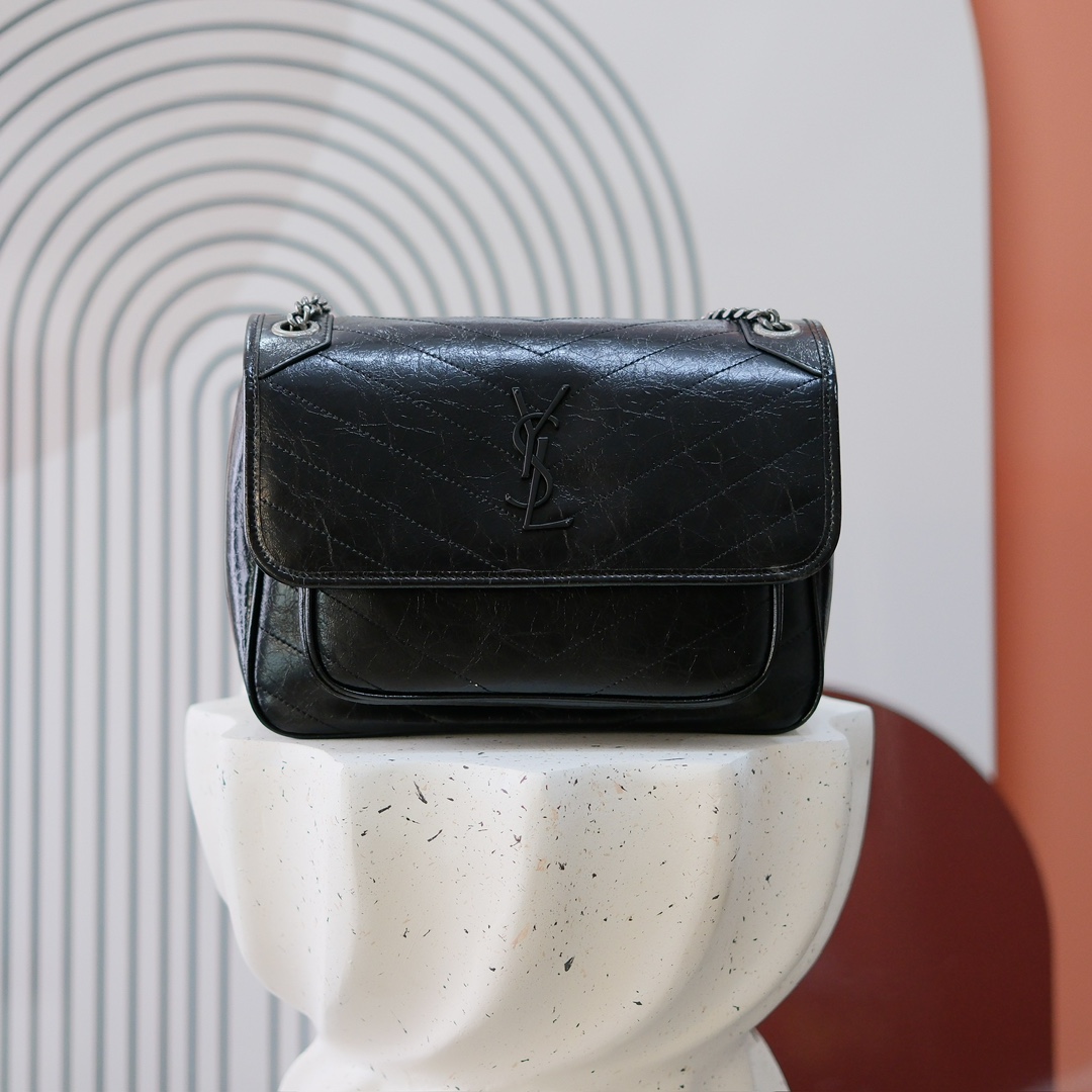 型号2880  大号
尺寸28*20*8.5cm
S*int Lau*ent/Y*L/圣罗兰油腊皮邮差包