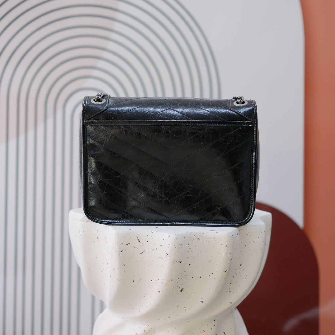 型号2880  大号
尺寸28*20*8.5cm
S*int Lau*ent/Y*L/圣罗兰油腊皮邮差包