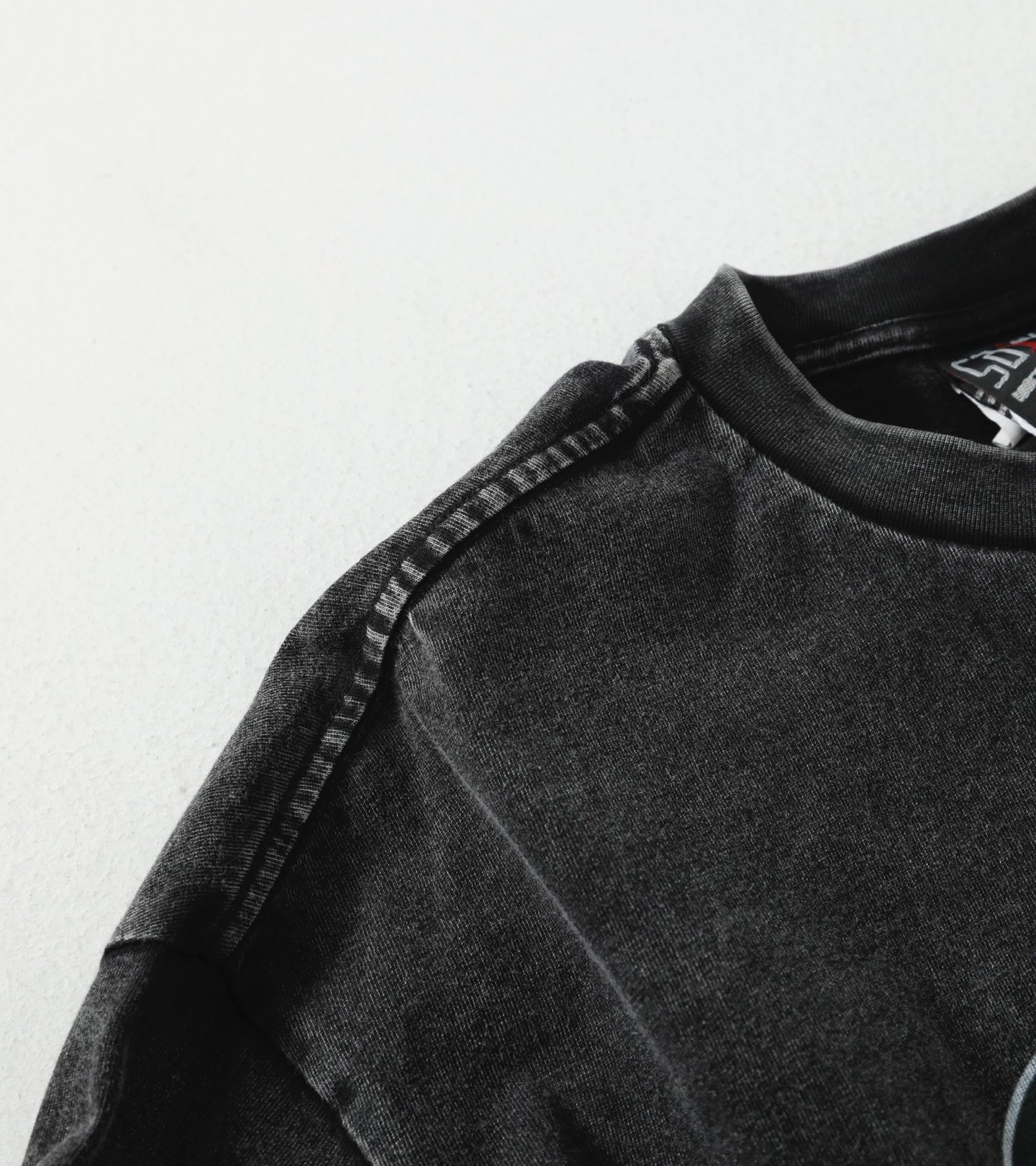 💰120包邮
Saint Michael X Mickey 米奇联名25SS限定水洗做旧重磅高街短袖 情侣款
重磅好货来袭,重工成衣水洗,高端白墨数码直喷印花工艺,完美的天地针走线Cleanfit版型,潮咖男女上身帅爆了!优选32支260g优质长绒棉面料,表面蚀毛工艺处理,面料本身颜色为活性黑,经过重工石磨水洗工艺,自然褪色成淡淡的水洗灰色,亲肤舒适,挺阔有型,十分高级且更有质感!精工裁剪,重工天地针车工走线,宽松的Cleanfit阔版版型,上身显高显瘦,百搭任何身材,妹子可完美驾驭小码,完全不挑人。印花细节方面采用进口椭圆机白墨打底数码直喷印花,环保的印料完全渗进棉料里,透气性好,上身保证不闷热。原版开模,多次打板最终达到清晰细腻的图案效果,加之重磅洗水做旧工艺,复古高级感爆棚,区别普通印花。百分百的重工好货,小哥哥小姐姐出街搭配,自留必备,强烈推荐~
Size: S M L XL
肩宽 胸围 衣长
S 54 120 71
M 56 124 73
L 58 128 75
XL 60 132 77