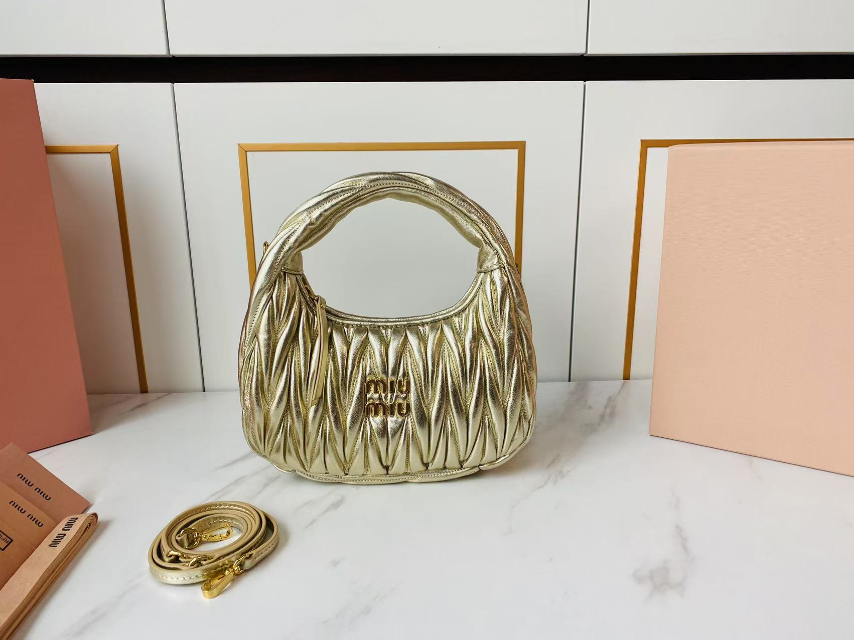 NO:205080,Genuine grade [M home] new product!  Model 5BC125 MiuWander handbag, using imported lambskin classic brand iconic Matelasse texture embroidery, retro matte hardware, using round and lonely curves, retaining the playful feeling it should have. The overall bag shape is firm and stylish, full of personality, sweet or salty, and has a capacity of shiny. Almost everyone has one of the major fashion owners, size 20×23×6cm (official website size 20X19X6), MIUMIU, miumiu, sheepskin19860909正品级【M家】新品 ！型号5BC125 MiuWander 手袋,采用进口小羊皮经典品牌标志性Matelasse纹理绣花,复古磨砂五金,利用圆孤的曲线,保留了应有的俏皮感,包型整体硬挺有型,充满个性,可甜可盐,容量可光,各大时尚搏主几乎人手一个,尺寸20×23×6cm（官网尺寸20X19X6）,MIUMIU,miumiu,sheepskin,Bag