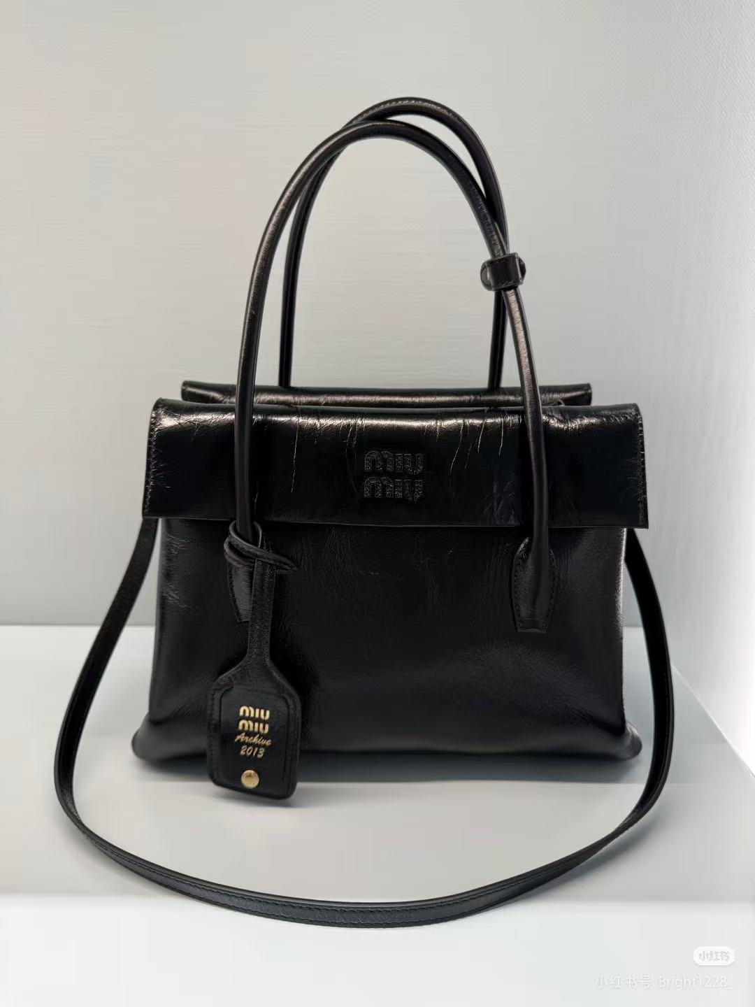 850💰👜🛍5BA302：MiMisolitaire新款小牛皮手袋，灵感源自06年档案，结构化线条与精致的细节，经典与实验相结合的优雅风格，独特的皮革纹理，复古与时尚的冲击，塑造独一无二的经典，正面标志性logo徽标，可拆卸挂饰与皮革长肩带，隔层多容量大
尺寸：28X19.5X11㎝