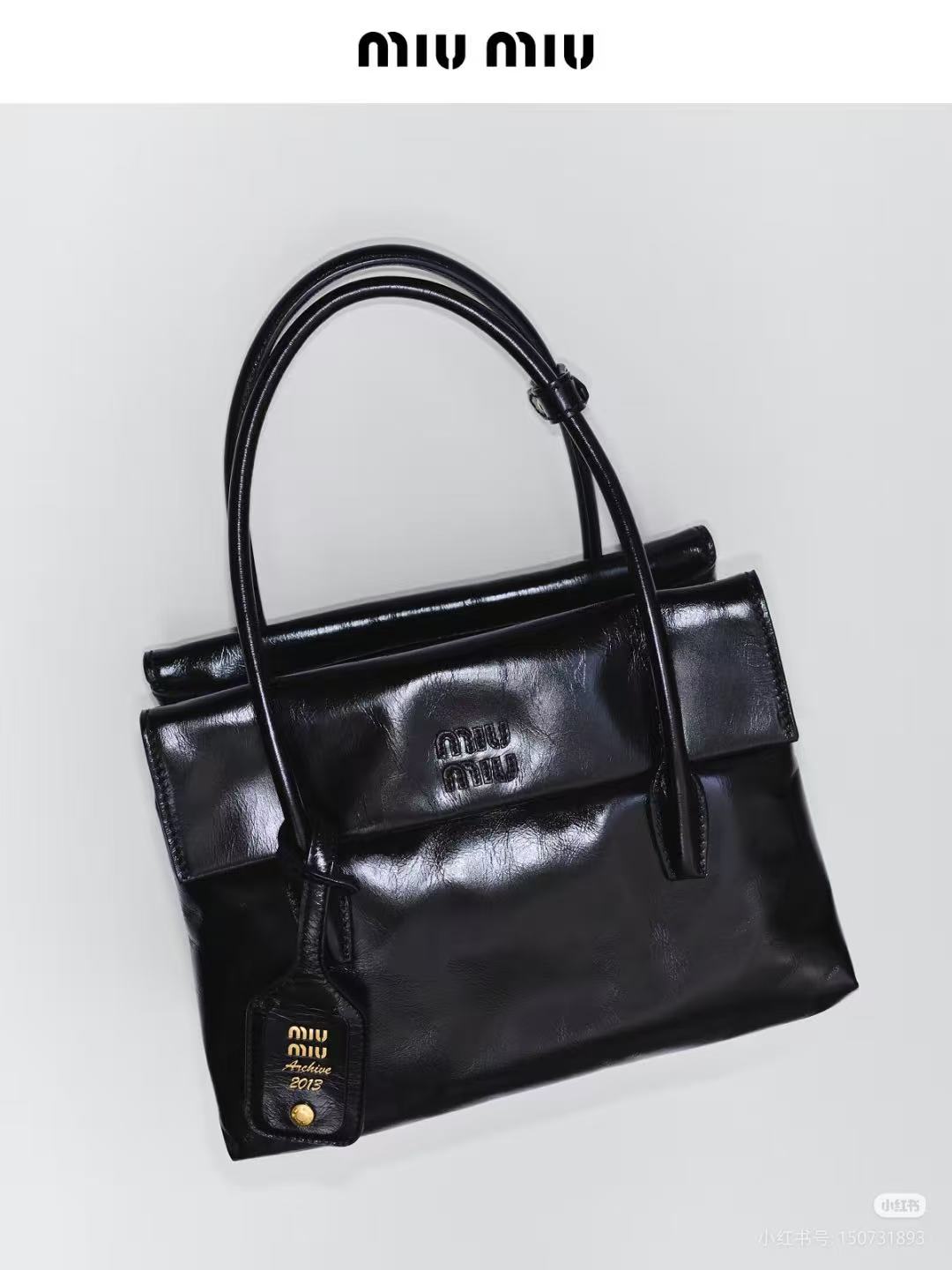 850💰👜🛍5BA302：MiMisolitaire新款小牛皮手袋，灵感源自06年档案，结构化线条与精致的细节，经典与实验相结合的优雅风格，独特的皮革纹理，复古与时尚的冲击，塑造独一无二的经典，正面标志性logo徽标，可拆卸挂饰与皮革长肩带，隔层多容量大
尺寸：28X19.5X11㎝