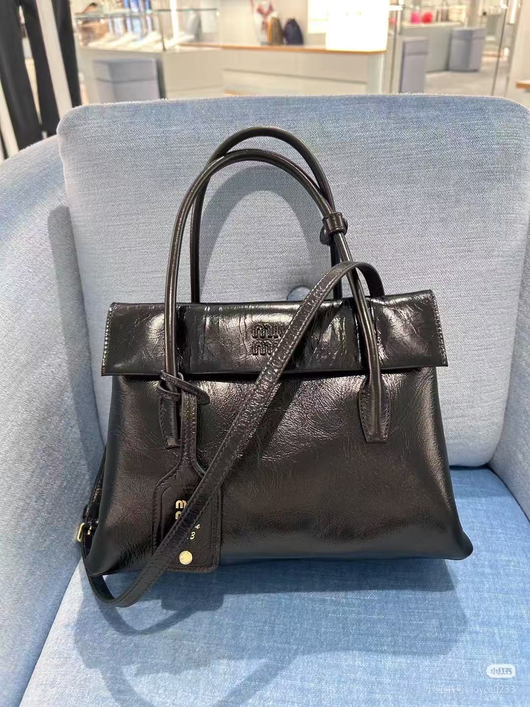 850💰👜🛍5BA302：MiMisolitaire新款小牛皮手袋，灵感源自06年档案，结构化线条与精致的细节，经典与实验相结合的优雅风格，独特的皮革纹理，复古与时尚的冲击，塑造独一无二的经典，正面标志性logo徽标，可拆卸挂饰与皮革长肩带，隔层多容量大
尺寸：28X19.5X11㎝