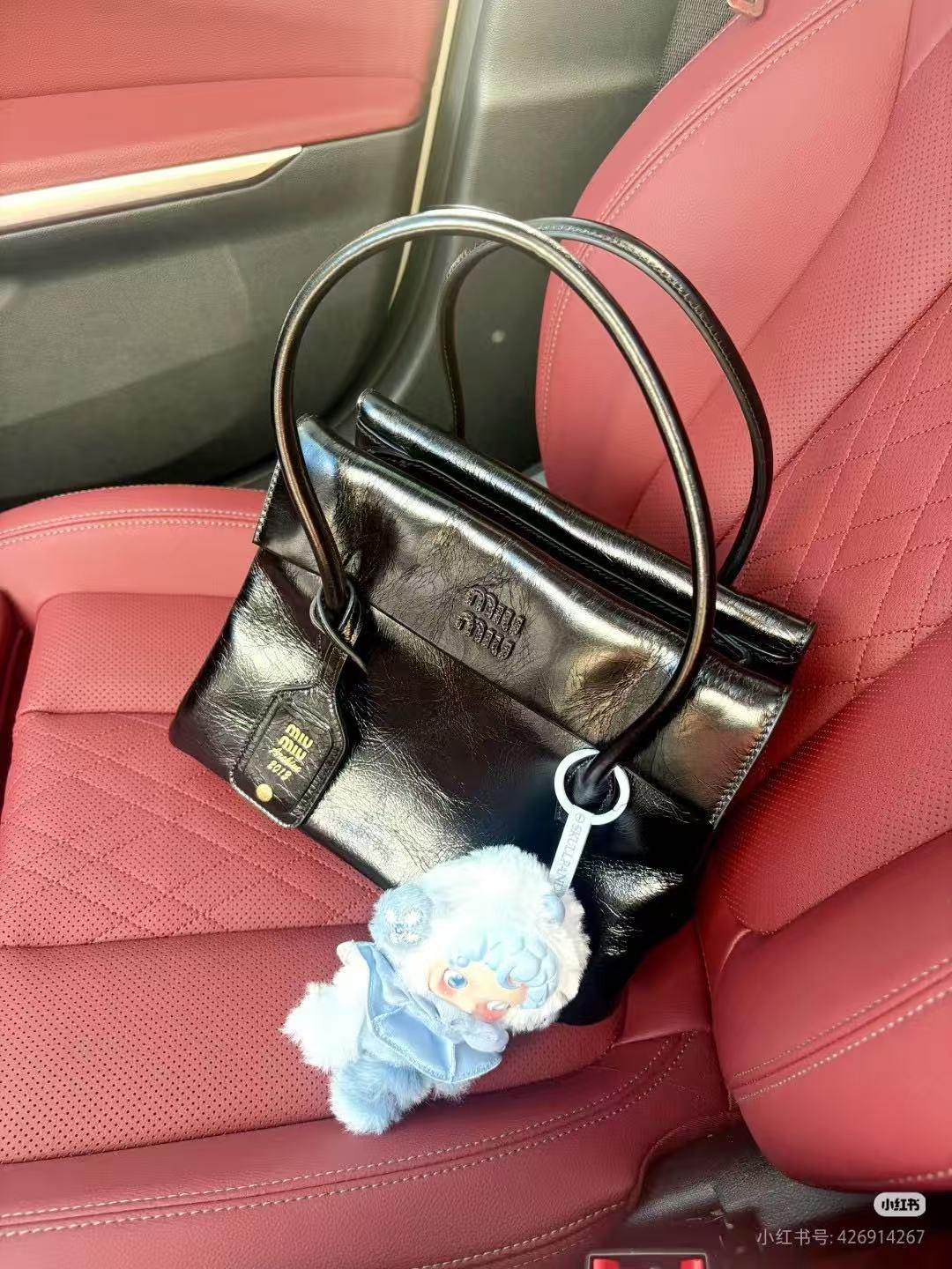 850💰👜🛍5BA302：MiMisolitaire新款小牛皮手袋，灵感源自06年档案，结构化线条与精致的细节，经典与实验相结合的优雅风格，独特的皮革纹理，复古与时尚的冲击，塑造独一无二的经典，正面标志性logo徽标，可拆卸挂饰与皮革长肩带，隔层多容量大
尺寸：28X19.5X11㎝
