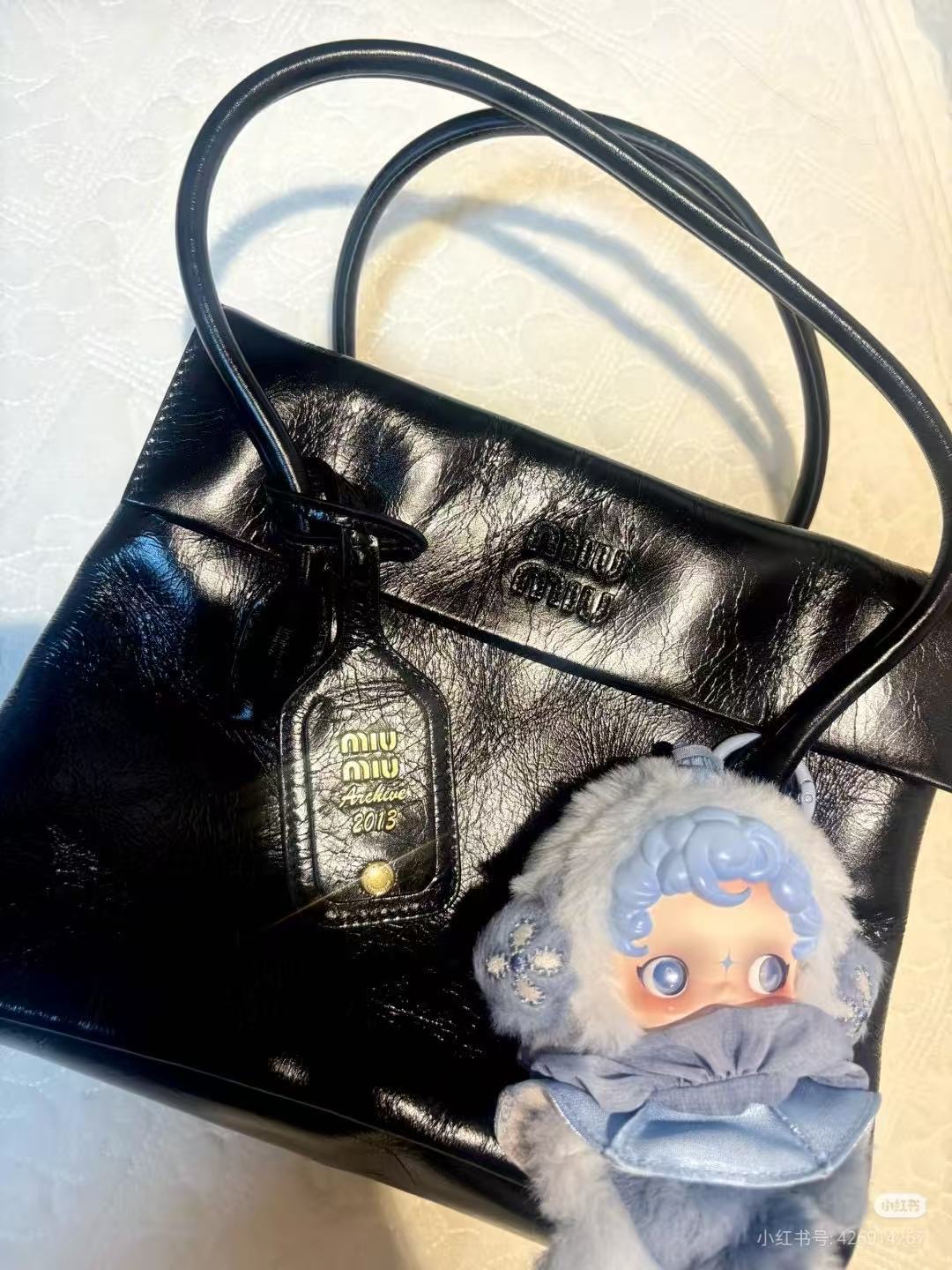 850💰👜🛍5BA302：MiMisolitaire新款小牛皮手袋，灵感源自06年档案，结构化线条与精致的细节，经典与实验相结合的优雅风格，独特的皮革纹理，复古与时尚的冲击，塑造独一无二的经典，正面标志性logo徽标，可拆卸挂饰与皮革长肩带，隔层多容量大
尺寸：28X19.5X11㎝