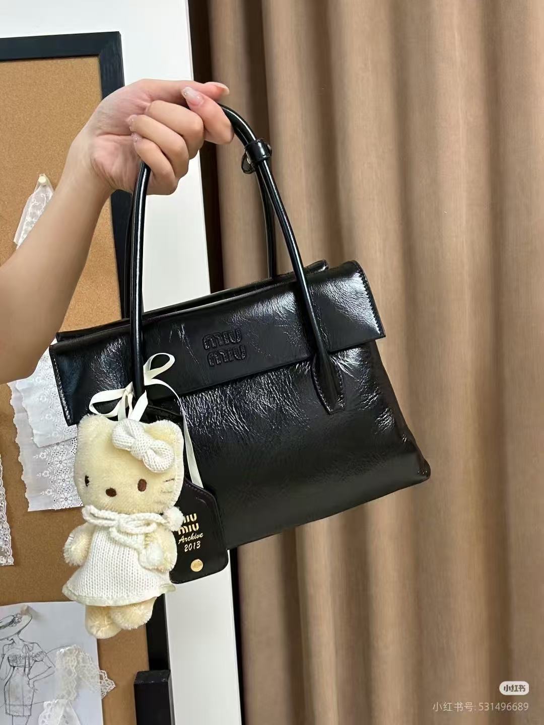 850💰👜🛍5BA302：MiMisolitaire新款小牛皮手袋，灵感源自06年档案，结构化线条与精致的细节，经典与实验相结合的优雅风格，独特的皮革纹理，复古与时尚的冲击，塑造独一无二的经典，正面标志性logo徽标，可拆卸挂饰与皮革长肩带，隔层多容量大
尺寸：28X19.5X11㎝