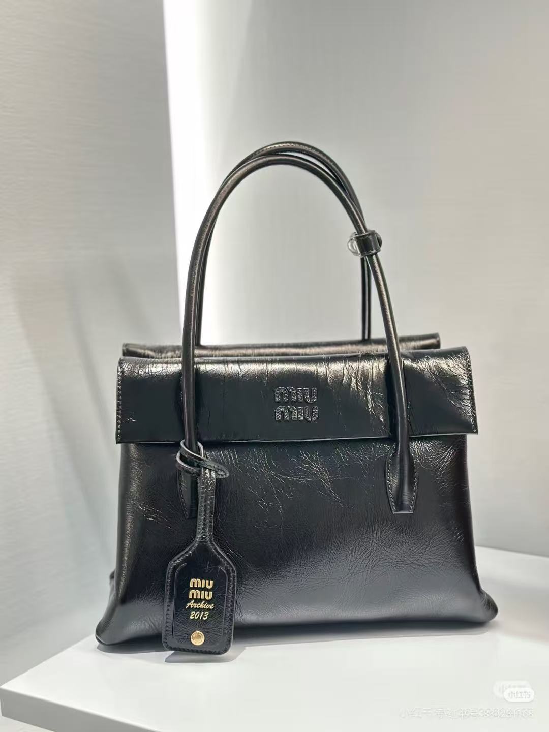850💰👜🛍5BA302：MiMisolitaire新款小牛皮手袋，灵感源自06年档案，结构化线条与精致的细节，经典与实验相结合的优雅风格，独特的皮革纹理，复古与时尚的冲击，塑造独一无二的经典，正面标志性logo徽标，可拆卸挂饰与皮革长肩带，隔层多容量大
尺寸：28X19.5X11㎝