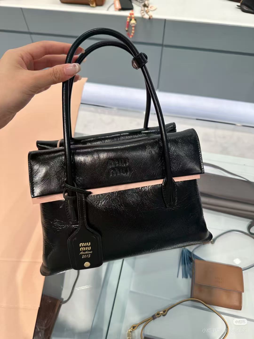 850💰👜🛍5BA302：MiMisolitaire新款小牛皮手袋，灵感源自06年档案，结构化线条与精致的细节，经典与实验相结合的优雅风格，独特的皮革纹理，复古与时尚的冲击，塑造独一无二的经典，正面标志性logo徽标，可拆卸挂饰与皮革长肩带，隔层多容量大
尺寸：28X19.5X11㎝