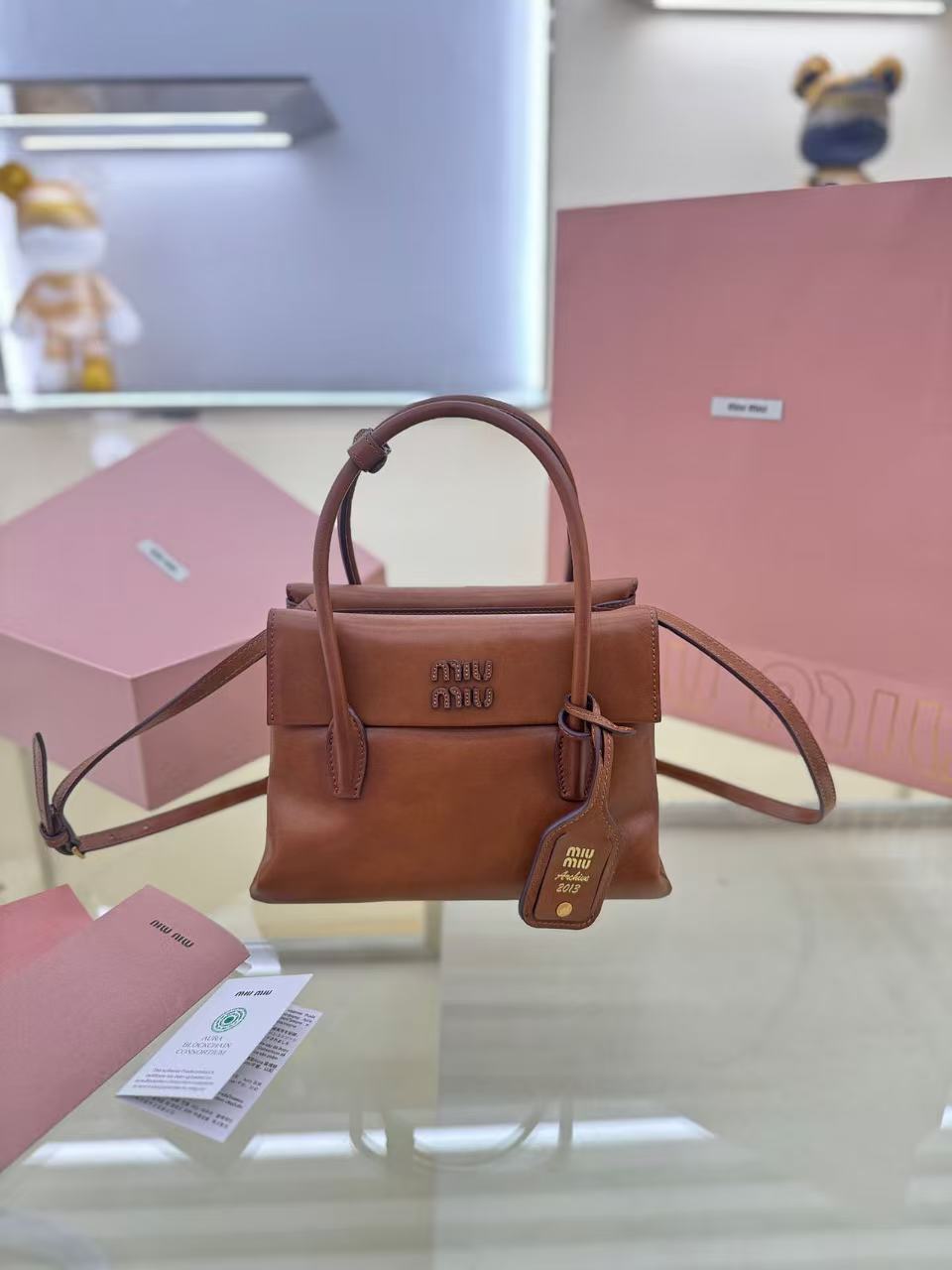 850💰👜🛍5BA302：MiMisolitaire新款小牛皮手袋，灵感源自06年档案，结构化线条与精致的细节，经典与实验相结合的优雅风格，独特的皮革纹理，复古与时尚的冲击，塑造独一无二的经典，正面标志性logo徽标，可拆卸挂饰与皮革长肩带，隔层多容量大
尺寸：28X19.5X11㎝