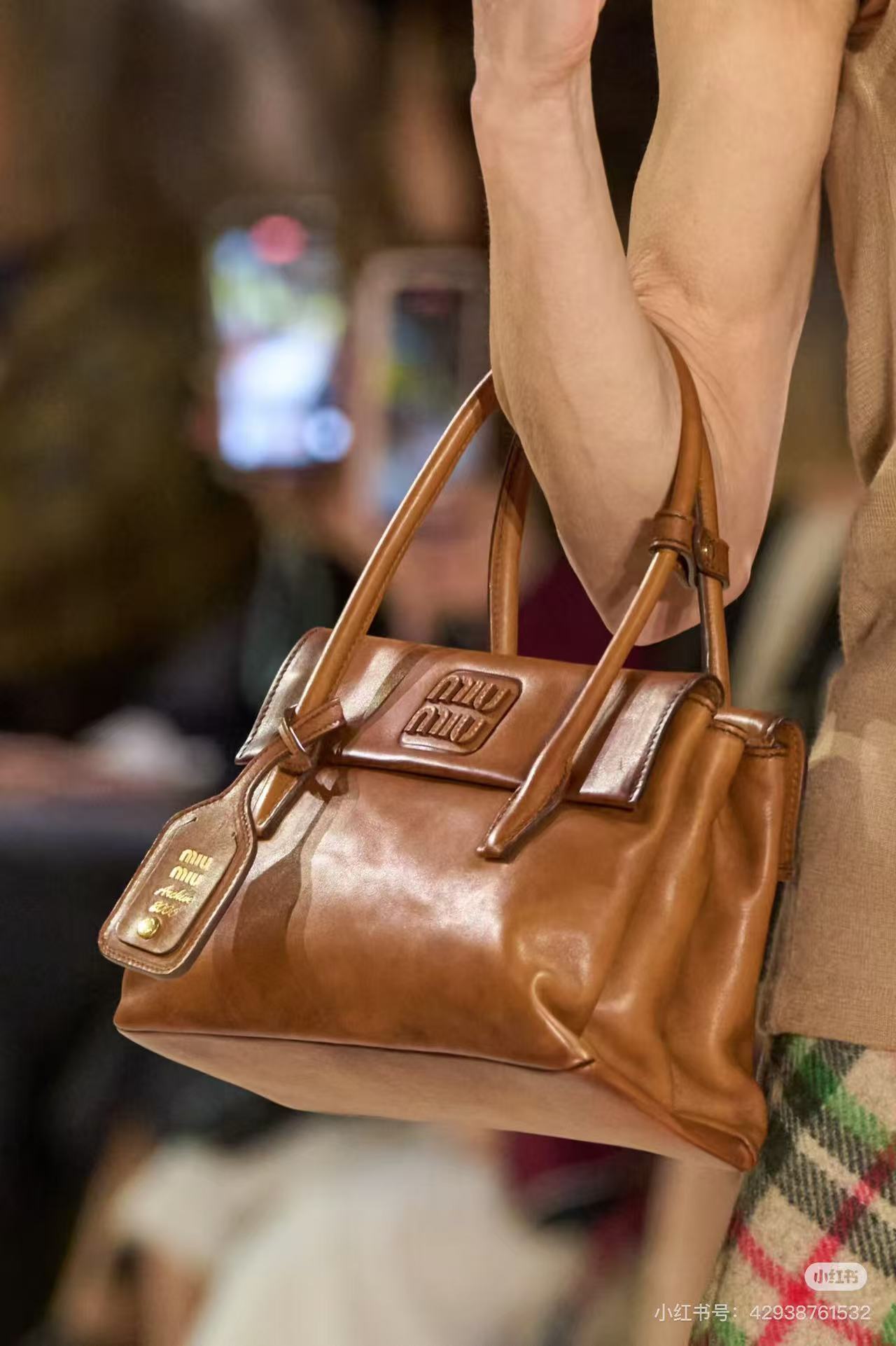 850💰👜🛍5BA302：MiMisolitaire新款小牛皮手袋，灵感源自06年档案，结构化线条与精致的细节，经典与实验相结合的优雅风格，独特的皮革纹理，复古与时尚的冲击，塑造独一无二的经典，正面标志性logo徽标，可拆卸挂饰与皮革长肩带，隔层多容量大
尺寸：28X19.5X11㎝