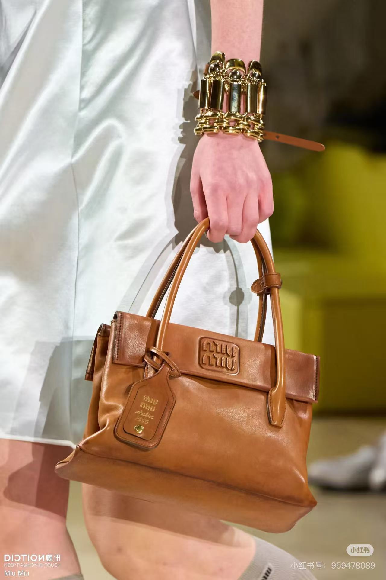 850💰👜🛍5BA302：MiMisolitaire新款小牛皮手袋，灵感源自06年档案，结构化线条与精致的细节，经典与实验相结合的优雅风格，独特的皮革纹理，复古与时尚的冲击，塑造独一无二的经典，正面标志性logo徽标，可拆卸挂饰与皮革长肩带，隔层多容量大
尺寸：28X19.5X11㎝