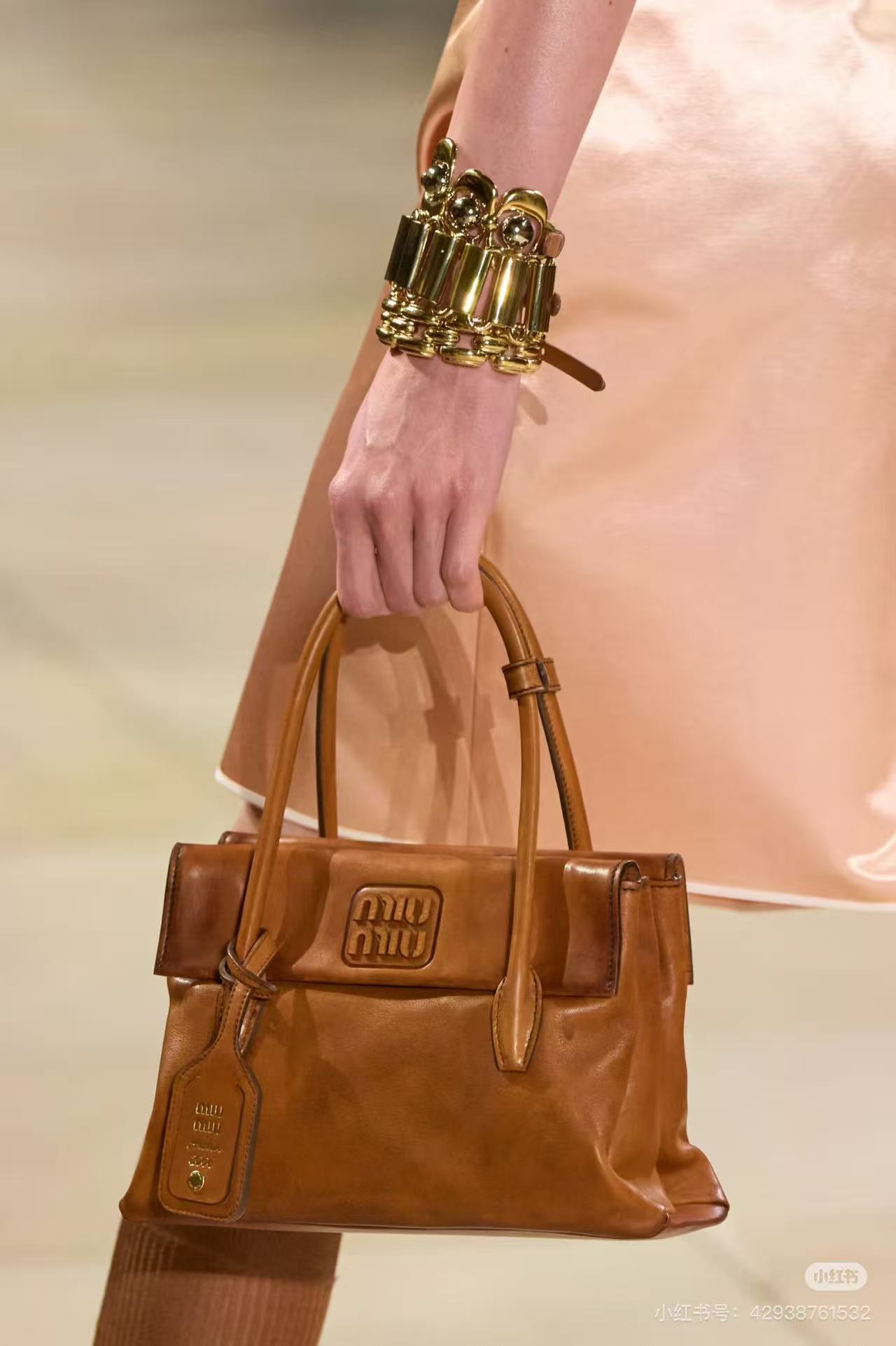 850💰👜🛍5BA302：MiMisolitaire新款小牛皮手袋，灵感源自06年档案，结构化线条与精致的细节，经典与实验相结合的优雅风格，独特的皮革纹理，复古与时尚的冲击，塑造独一无二的经典，正面标志性logo徽标，可拆卸挂饰与皮革长肩带，隔层多容量大
尺寸：28X19.5X11㎝
