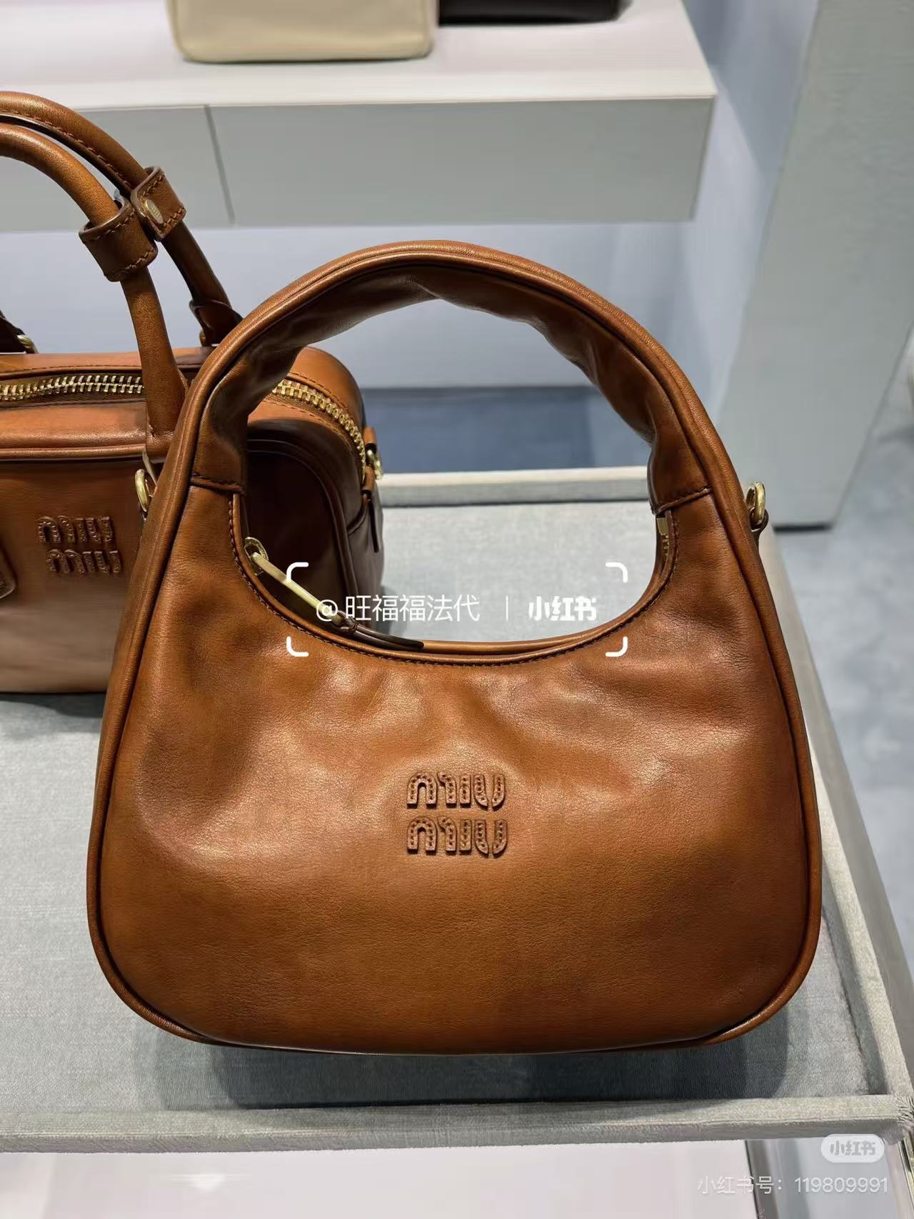 650💰[烟花]Miu 初秋新款 美拉德系列  复古性感突击 把复古的淑女和叛逆少女揉碎了重组 miu里miu气实在太好看了 高级感🈵🈵 
size 20cm
复古棕
型号：5BC125