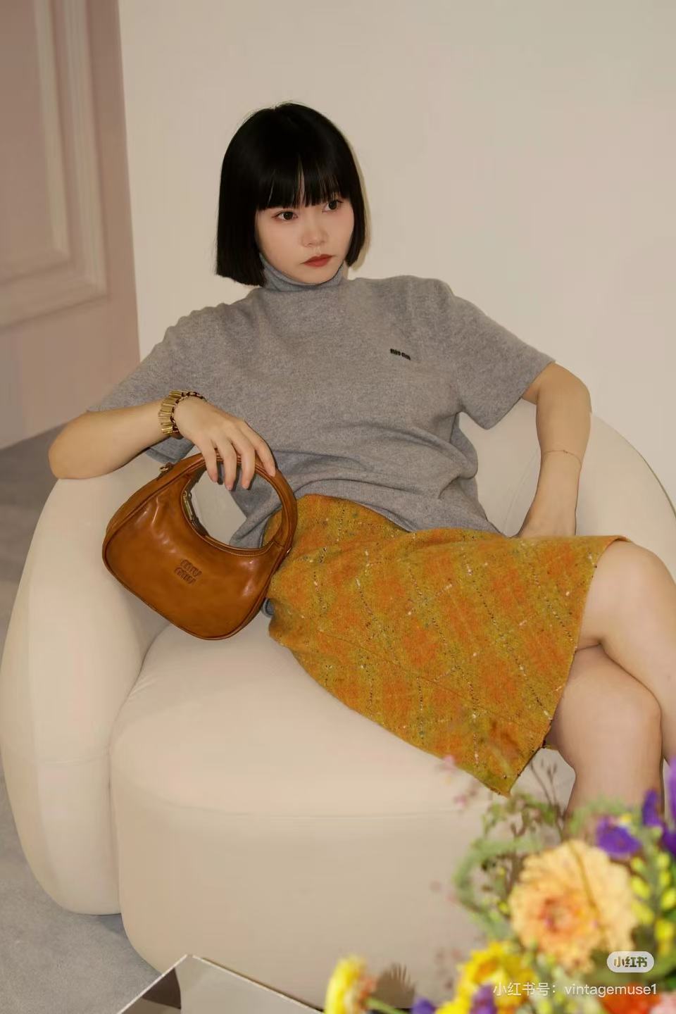 650💰[烟花]Miu 初秋新款 美拉德系列  复古性感突击 把复古的淑女和叛逆少女揉碎了重组 miu里miu气实在太好看了 高级感🈵🈵 
size 20cm
复古棕
型号：5BC125