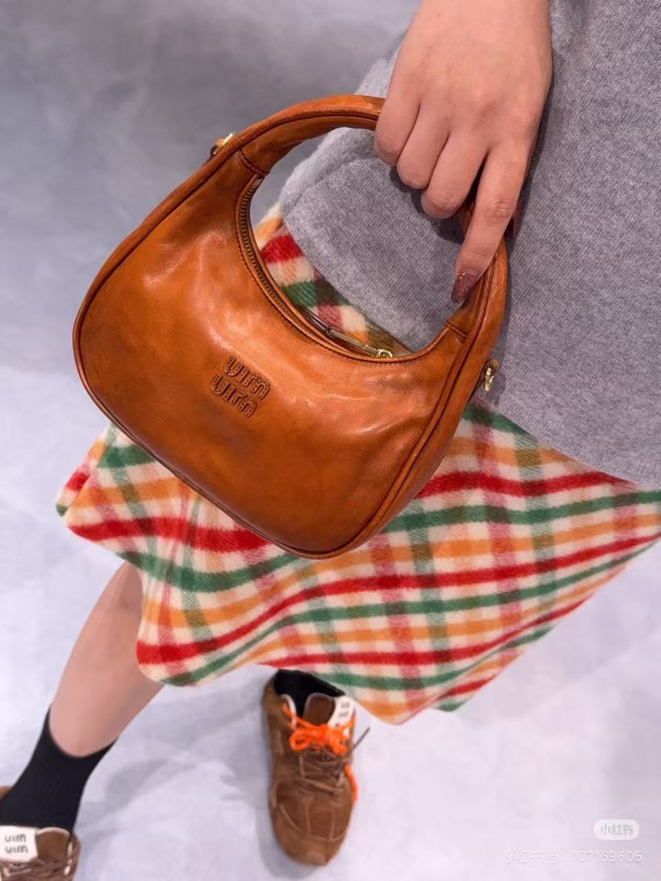 650💰[烟花]Miu 初秋新款 美拉德系列  复古性感突击 把复古的淑女和叛逆少女揉碎了重组 miu里miu气实在太好看了 高级感🈵🈵 
size 20cm
复古棕
型号：5BC125