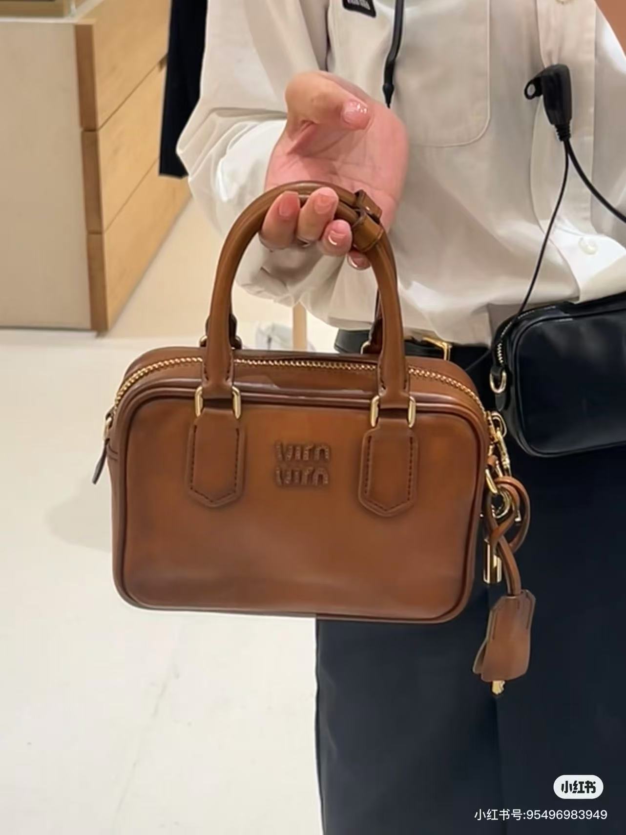 
770💰🌈🎉【特级五金原厂皮】Arcadie 牛皮革小号(19cm)保龄球手提包斜挎包～复古棕

这款手提包采用牛皮复古精致质感为经典廓形带来全新演绎。正面字母徽标与金属五金件巧妙呼应，精致做工卓尔不凡，彰显极具辨识度的经典格调。动感优雅线条搭配可调式可拆卸肩带，呈现富有现代魅力的实用百搭设计。
～可拆卸可调式肩带
～拉链开合
～带衬里，配2个贴袋
～带有脚钉
尺寸:W19×H13×D6cm
編號：_5BB123