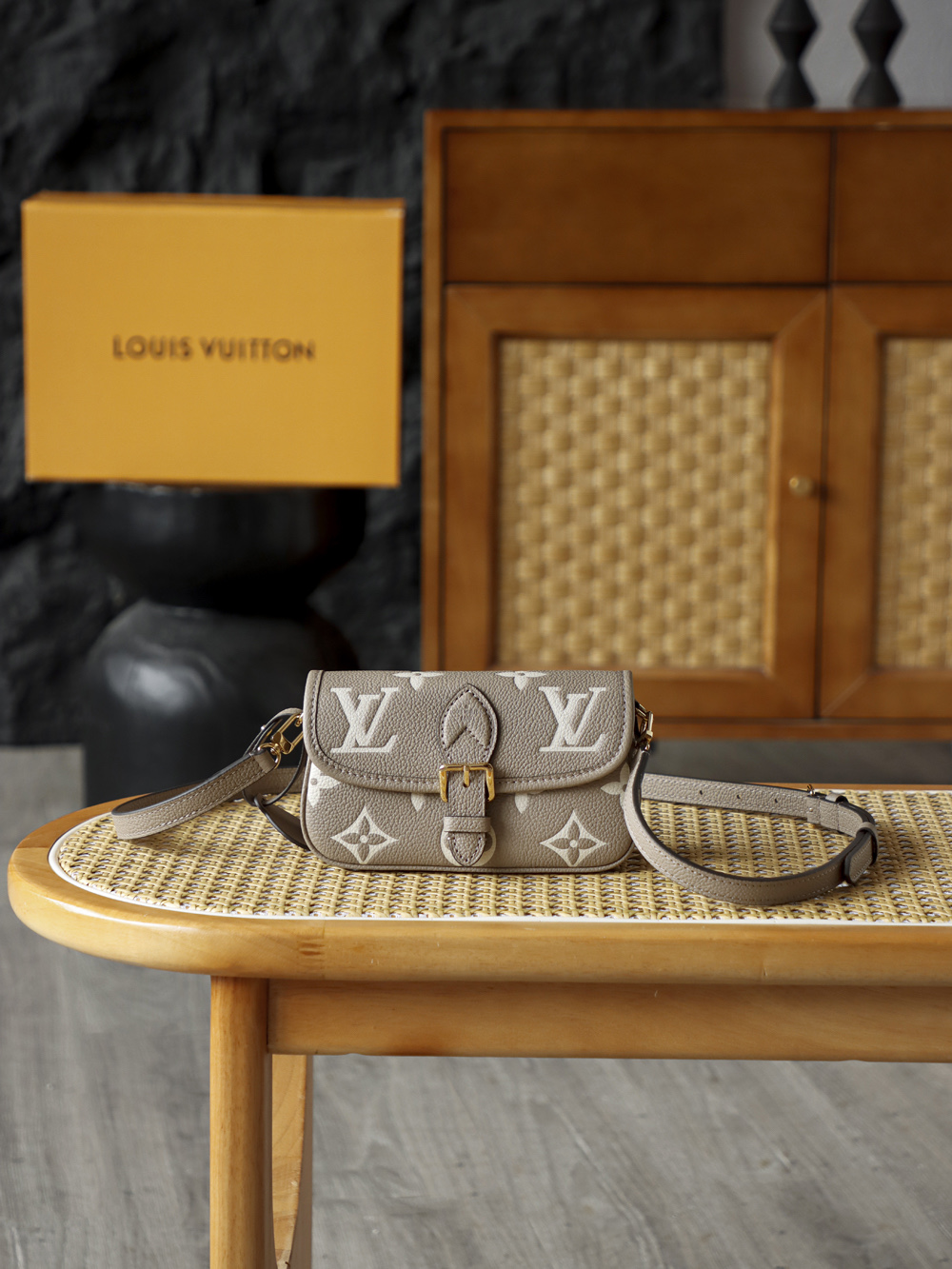 NO:812503,Special grade original leather NANO DIANE handbag M83300 Special grade AS private version Nano Diane elephant gray full leather model, classic baguette style retro and elegant, detachable multi-carry design to meet different dressing needs. The calm elephant gray is suitable for all styles, low-key luxury and connotation, it is a classic item in the wardrobe that will never go out of style! Hardware thickly plated 24k steel, size 19*10.5*6cm, lv special sp diamond grid fabric, louis vuitton19860909特级  原厂皮 NANO DIANE 手袋 M83300 特级AS私品版 Nano Diane大象灰全皮款,經典法棍包型復古優雅,可拆卸多背法設計,滿足不同穿搭需求. 沉穩大象灰適配所有風格,低調奢華有內涵,是衣櫥裏永不過時的經典單品！ 五金厚镀24k全鋼 尺寸19*10.5*6cm,lv特级sp菱形格面料,louis vuitton,Bag