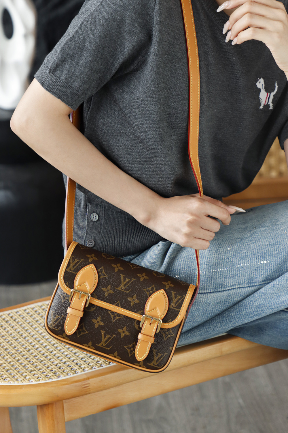 M26805 A no-brainer unisex style! The Satchel Mini bag suits any body type and style—sweet, edgy, or cool. Whether it's a minimalist look for men or a vintage vibe for women, it effortlessly complements your outfit!