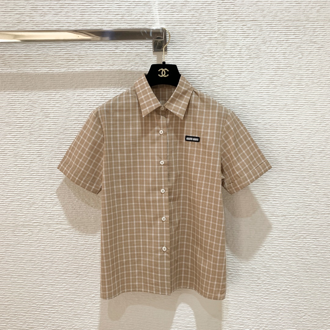 NO:775899,Miu 26ss early spring new khaki college style short-sleeved shirt khaki plaid with retro filter SML, Miu Miu-clothing, miumiu, shirts, T-shirt,19860909Miu家26ss早春新款卡其色学院风短袖衬衫 自带复古滤镜的卡其格纹 SML,缪缪-服装,miumiu,shirts,T-shirt,,Women's clothing