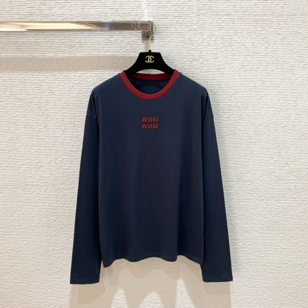 NO:775914,Miu's 26ss spring and summer new contrast color long-sleeved loose T-shirt, navy main color + burgundy neckline, chest embroidered logo right shoulder cut SML, Miu Miu-clothing, miumiu, tees, t-shirt,19860909Miu家26ss春夏新款撞色长袖宽松T恤 藏青主色+酒红领口,胸前刺绣Logo正肩剪裁 SML,缪缪-服装,miumiu,tees，t-shirt,,Women's clothing